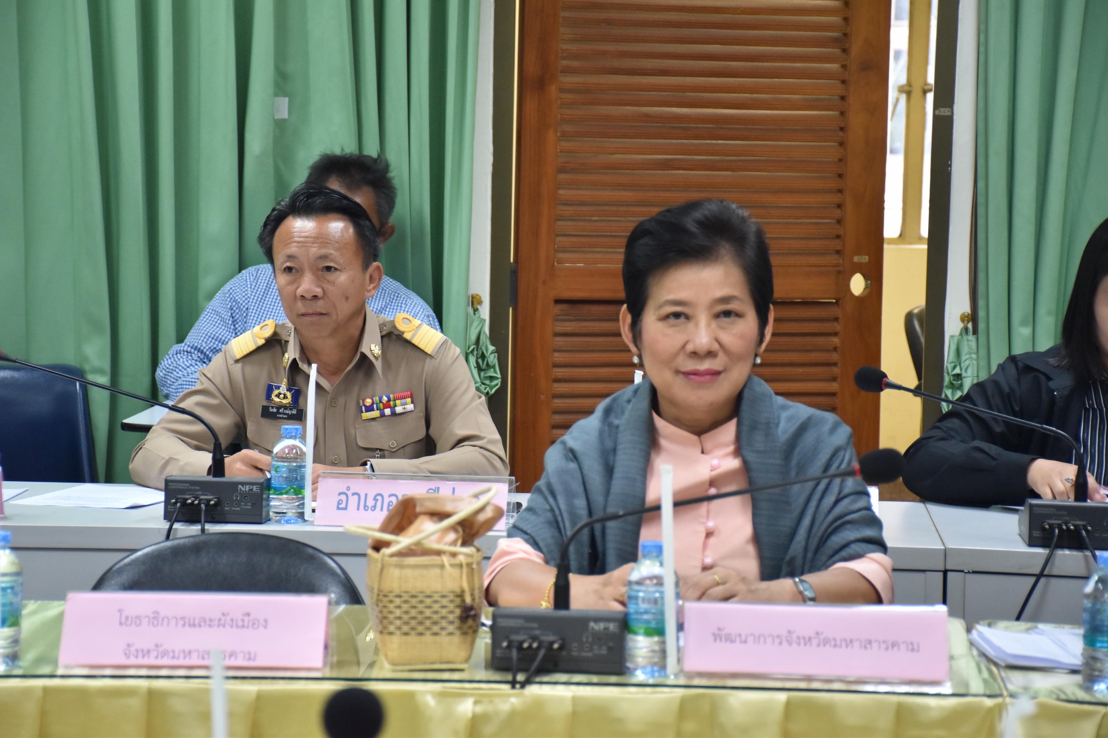1 พฤศจิกายน 2560 นายทวี เสริมภักดีกุล รองผู้ว่าราชการจังหวัดมหาสารคาม เป็นประธานการประชุมเพื่อติดตามผลการดำเนินงานเกี่ยวกับพิธีถวายดอกไม้จันทน์ของประชาชนในส่วนภูมิภาค จังหวัดมหาสารคาม