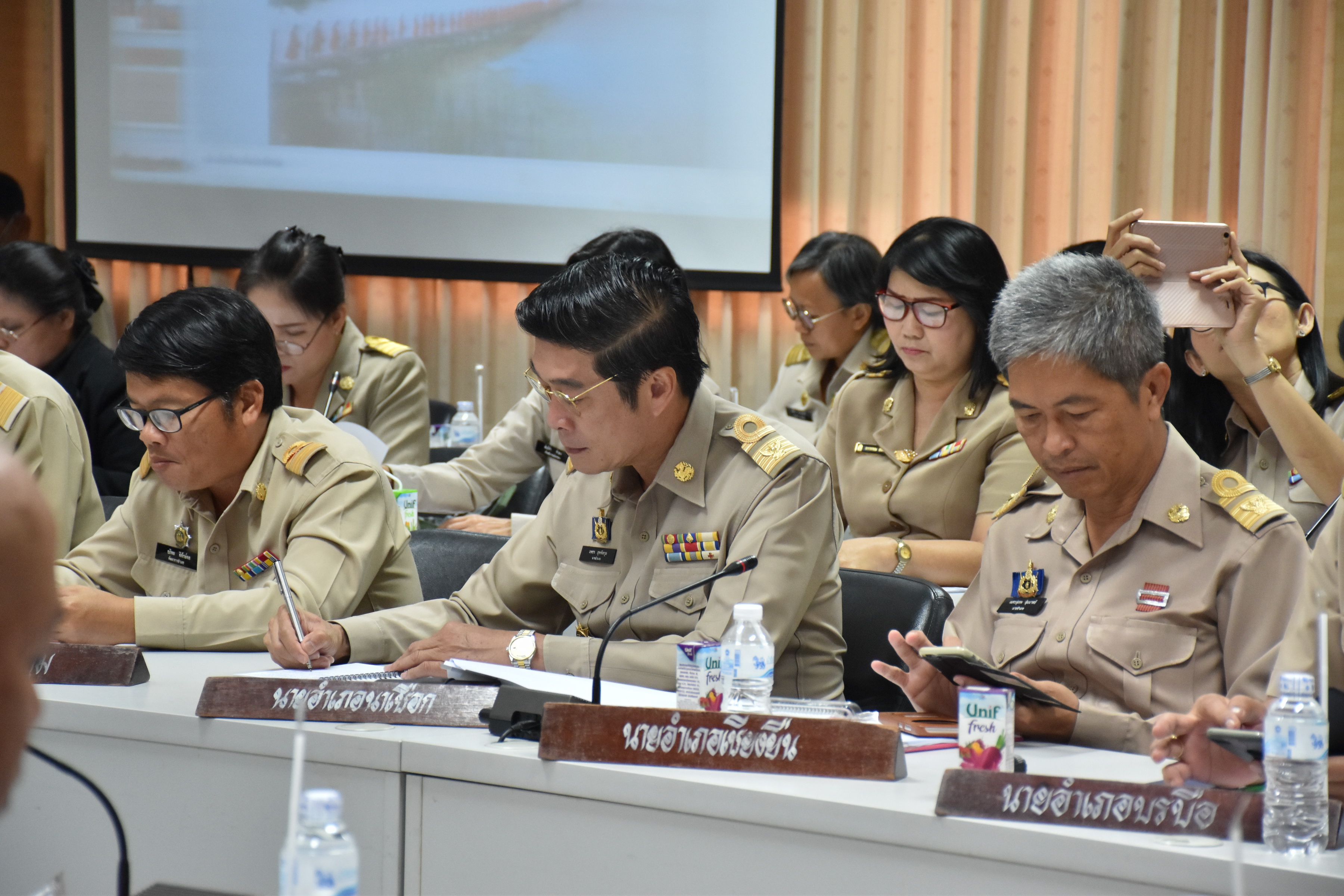 13 พฤศจิกายน 2560 การประชุมคณะกรรมการประสานและขับเคลื่อนนโยบายสานพลังประชารัฐ ประจำจังหวัดมหาสารคาม (คสป.) และผู้มีส่วนเกี่ยวข้อง ครั้งที่ 1/2561