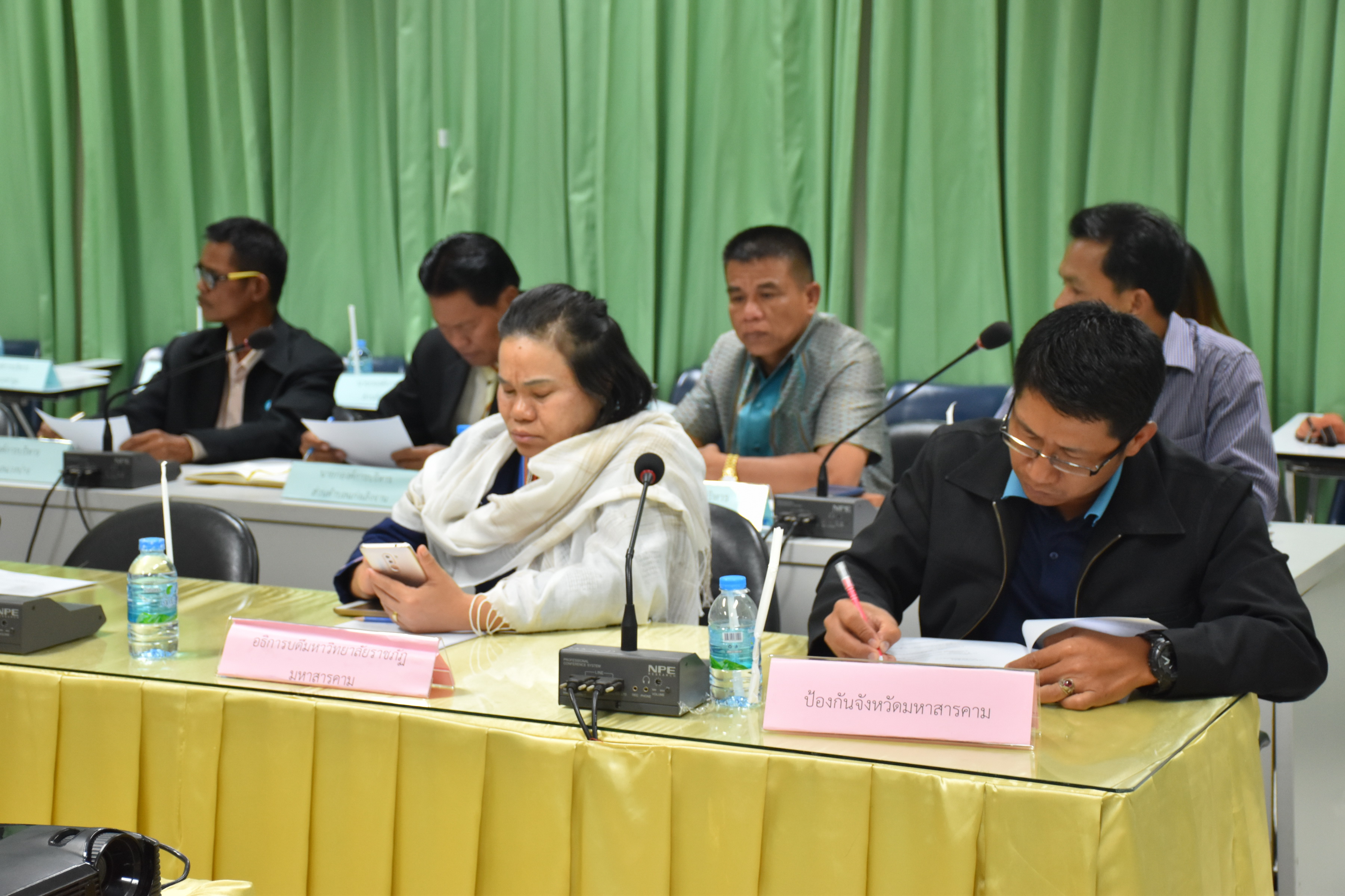 1 พฤศจิกายน 2560 นายทวี เสริมภักดีกุล รองผู้ว่าราชการจังหวัดมหาสารคาม เป็นประธานการประชุมเพื่อติดตามผลการดำเนินงานเกี่ยวกับพิธีถวายดอกไม้จันทน์ของประชาชนในส่วนภูมิภาค จังหวัดมหาสารคาม