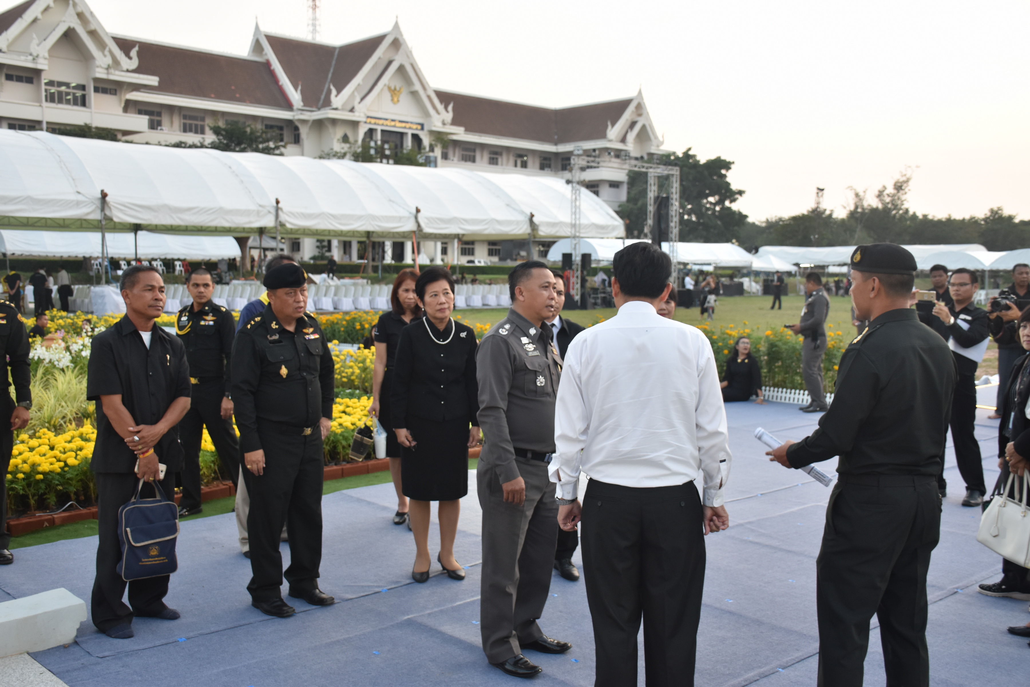 25 ตุลาคม 2560  นายทวี เสริมภักดีกุล รองผู้ว่าราชการจังหวัดมหาสารคาม ร่วมกับคณะกองกำลังรักษาความสงบเรียบร้อยจังหวัดมหาสารคาม และคณะทำงานดอกไม้จันทน์