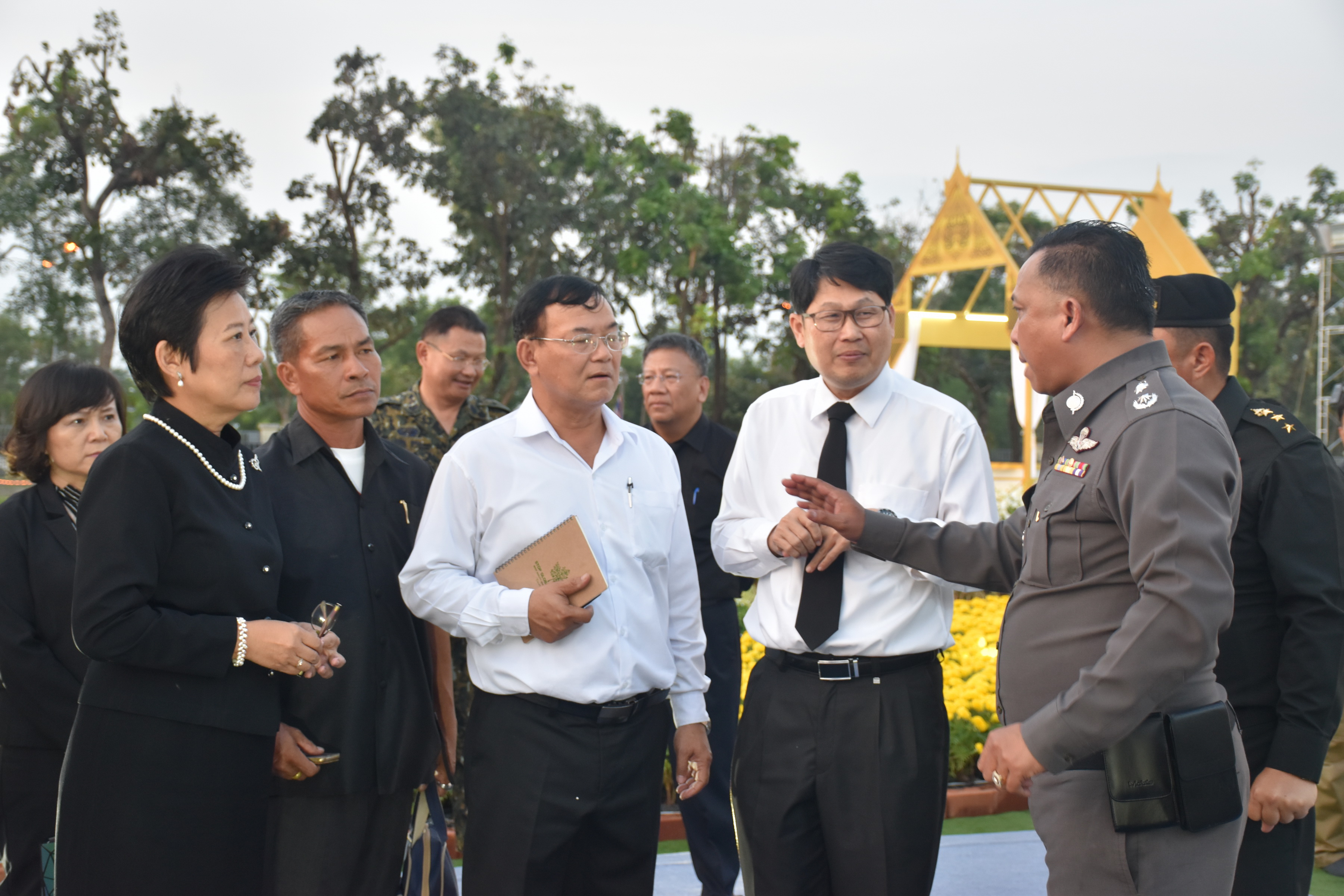 25 ตุลาคม 2560  นายทวี เสริมภักดีกุล รองผู้ว่าราชการจังหวัดมหาสารคาม ร่วมกับคณะกองกำลังรักษาความสงบเรียบร้อยจังหวัดมหาสารคาม และคณะทำงานดอกไม้จันทน์
