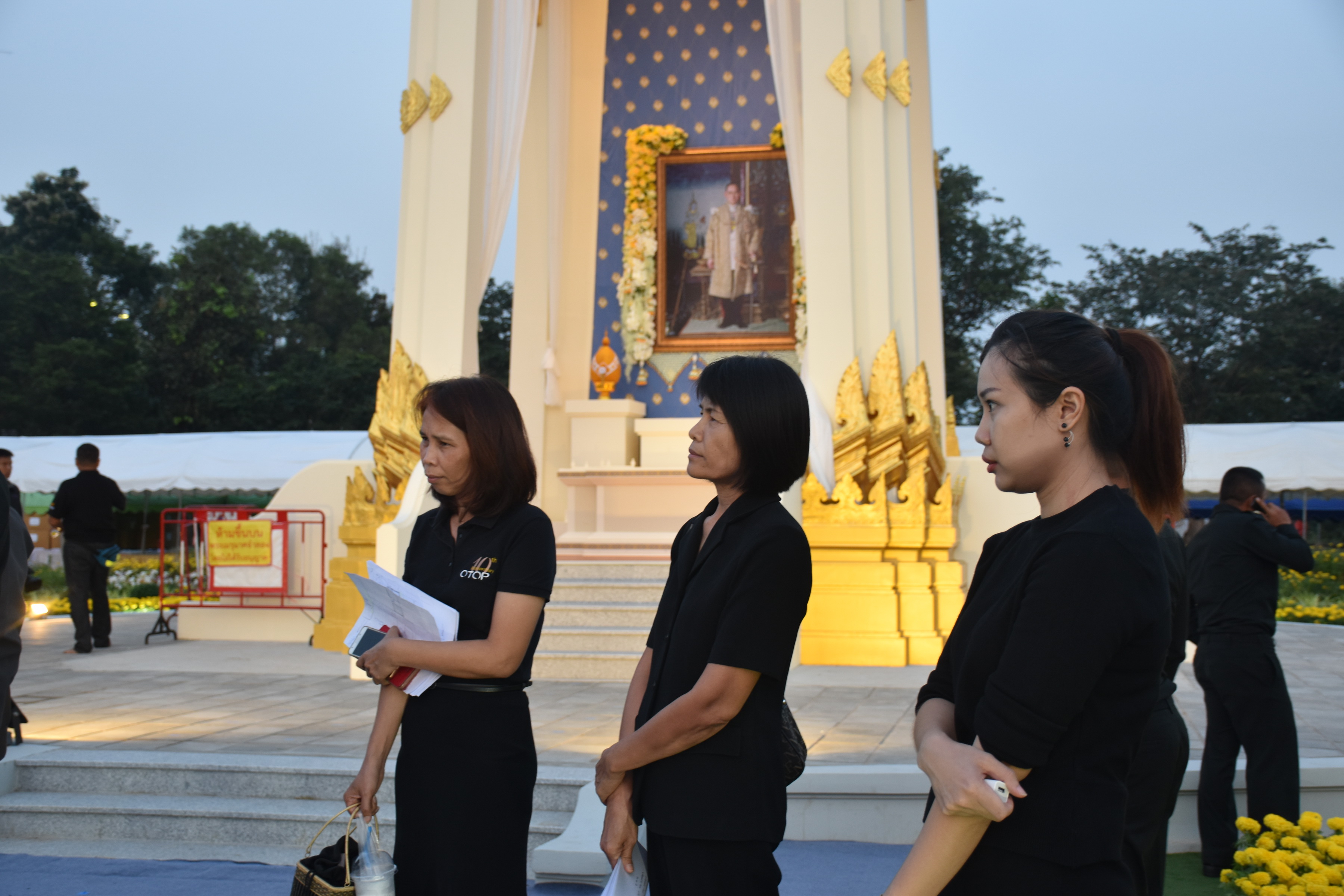 25 ตุลาคม 2560  นายทวี เสริมภักดีกุล รองผู้ว่าราชการจังหวัดมหาสารคาม ร่วมกับคณะกองกำลังรักษาความสงบเรียบร้อยจังหวัดมหาสารคาม และคณะทำงานดอกไม้จันทน์