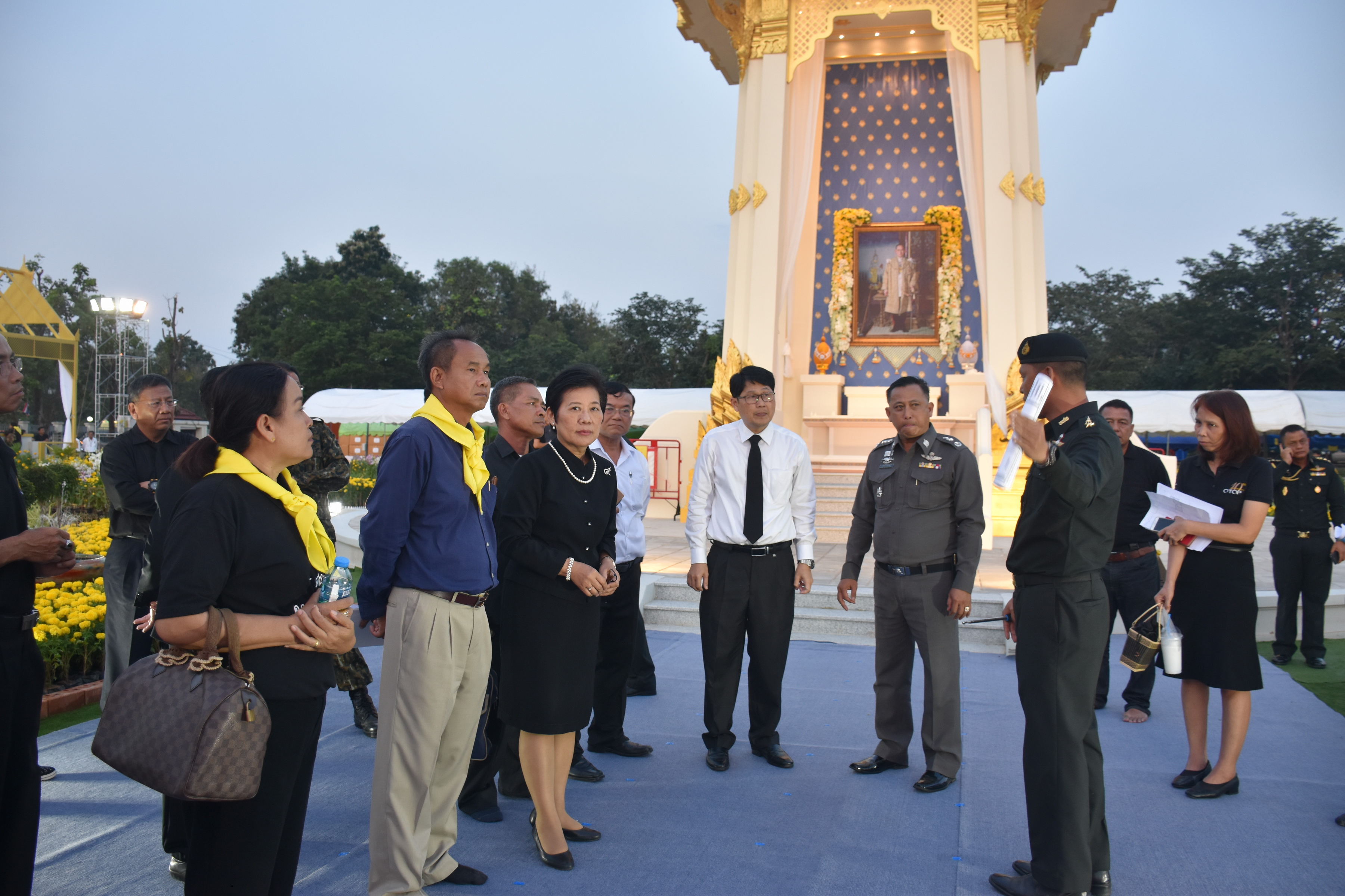 25 ตุลาคม 2560  นายทวี เสริมภักดีกุล รองผู้ว่าราชการจังหวัดมหาสารคาม ร่วมกับคณะกองกำลังรักษาความสงบเรียบร้อยจังหวัดมหาสารคาม และคณะทำงานดอกไม้จันทน์