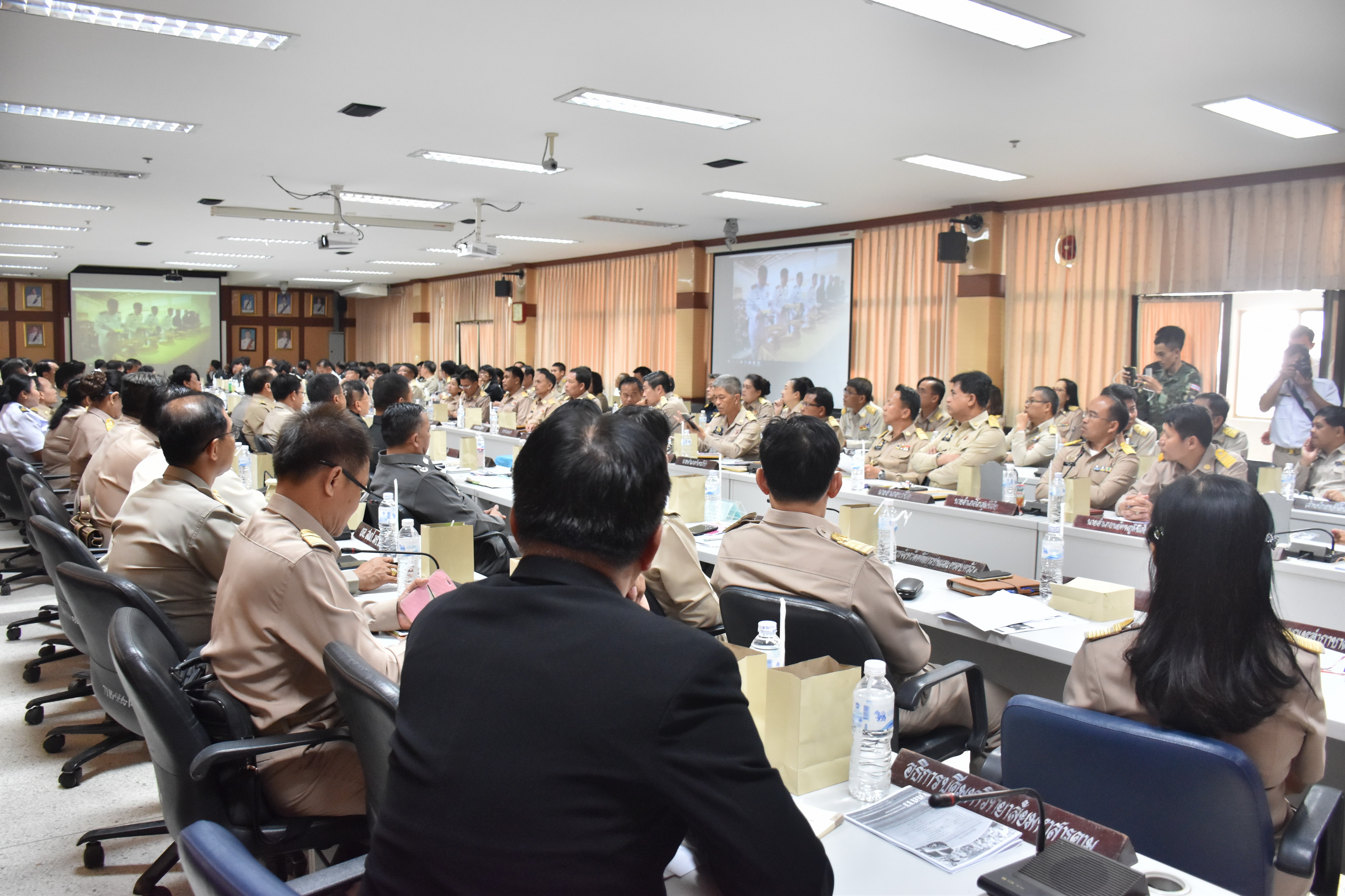 30 ตุลาคม 2560 นายเสน่ห์ นนทะโชติ ผู้ว่าราชการจังหวัดมหาสารคาม เป็นประธานการประชุมคณะกรรมการจังหวัดมหาสารคาม หัวหน้าส่วนราชการ นายอำเภอ ประจำเดือนตุลาคม 2560