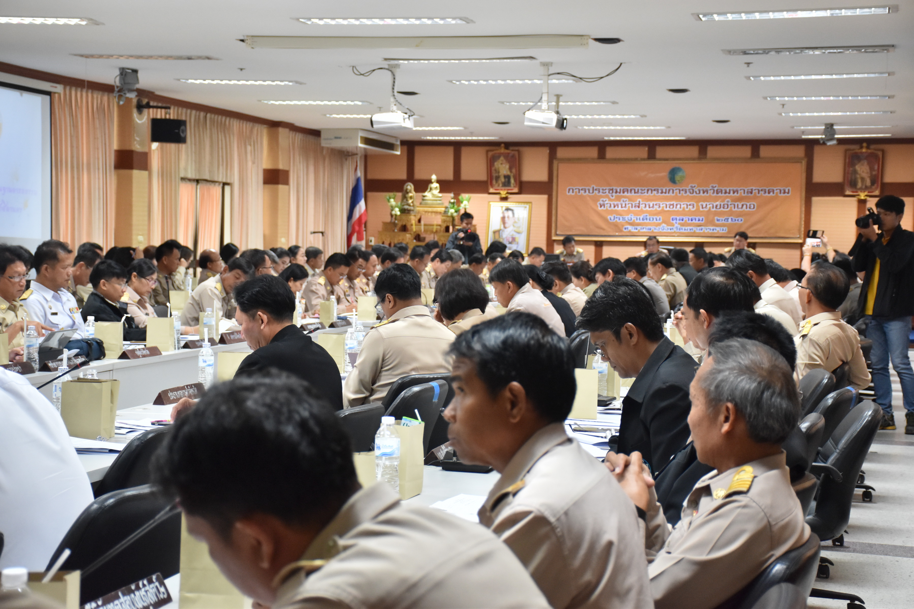 30 ตุลาคม 2560 นายเสน่ห์ นนทะโชติ ผู้ว่าราชการจังหวัดมหาสารคาม เป็นประธานการประชุมคณะกรรมการจังหวัดมหาสารคาม หัวหน้าส่วนราชการ นายอำเภอ ประจำเดือนตุลาคม 2560