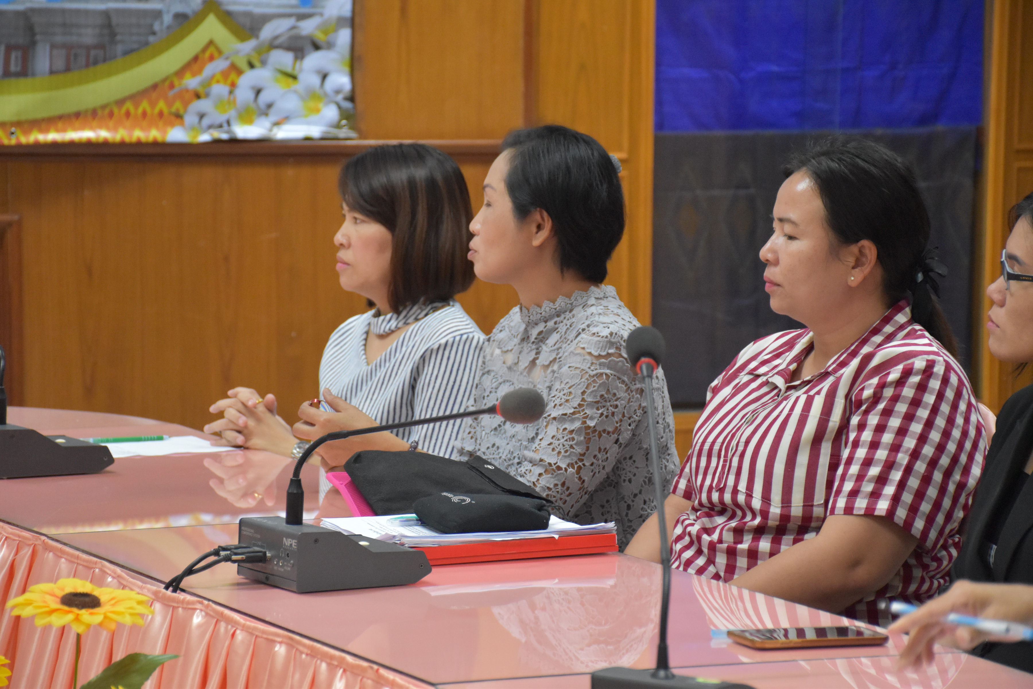 9 พฤศจิกายน 2560 พัฒนาการจังหวัดมหาสารคาม พบปะให้คำแนะนำและมอบแนวทางการดำเนินงานแก่ผู้เข้าร่วมการประชุมเชิงปฏิบัติการเพิ่มประสิทธิภาพบุคลากรด้านพัสดุ
