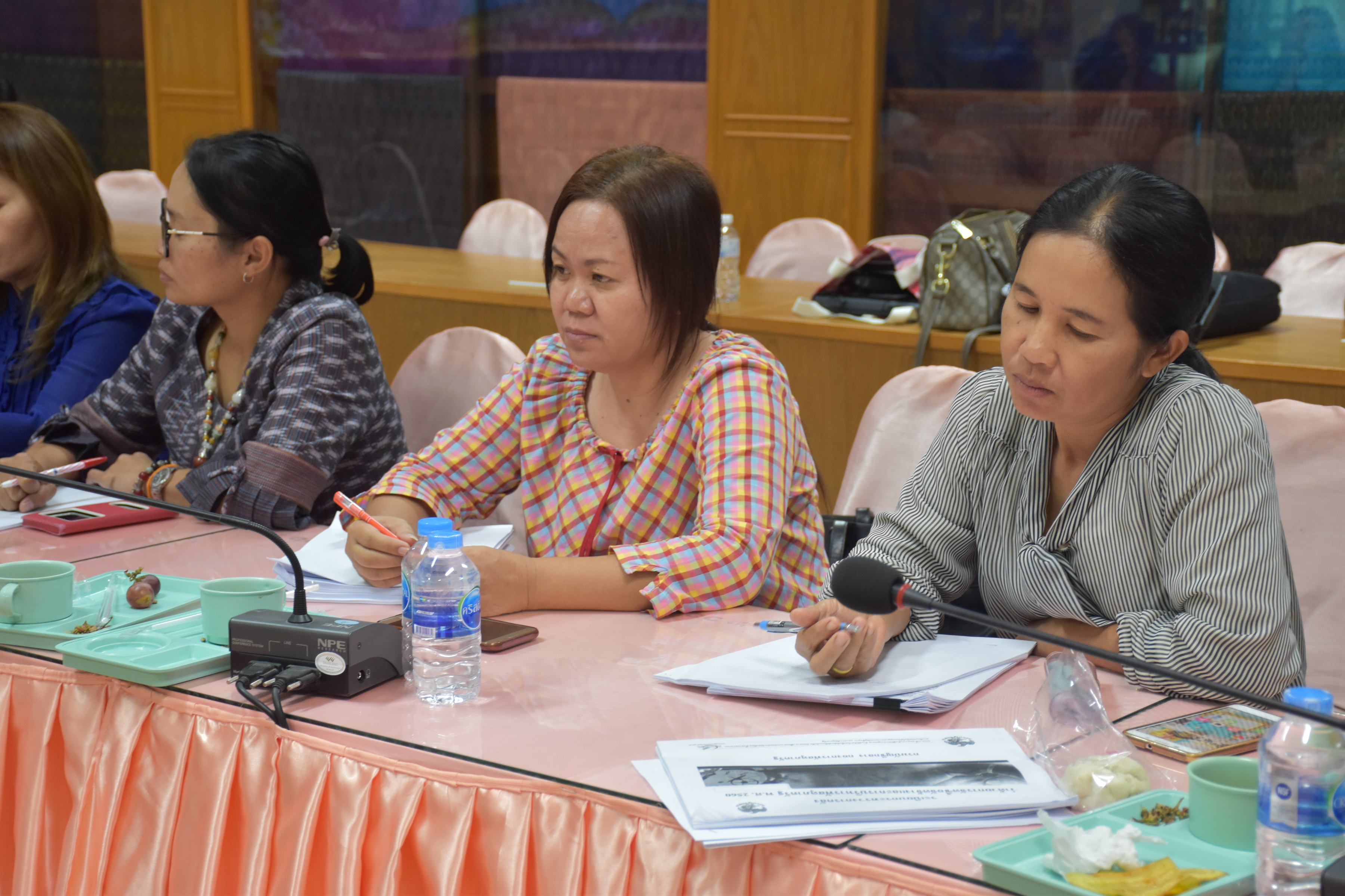 9 พฤศจิกายน 2560 พัฒนาการจังหวัดมหาสารคาม พบปะให้คำแนะนำและมอบแนวทางการดำเนินงานแก่ผู้เข้าร่วมการประชุมเชิงปฏิบัติการเพิ่มประสิทธิภาพบุคลากรด้านพัสดุ