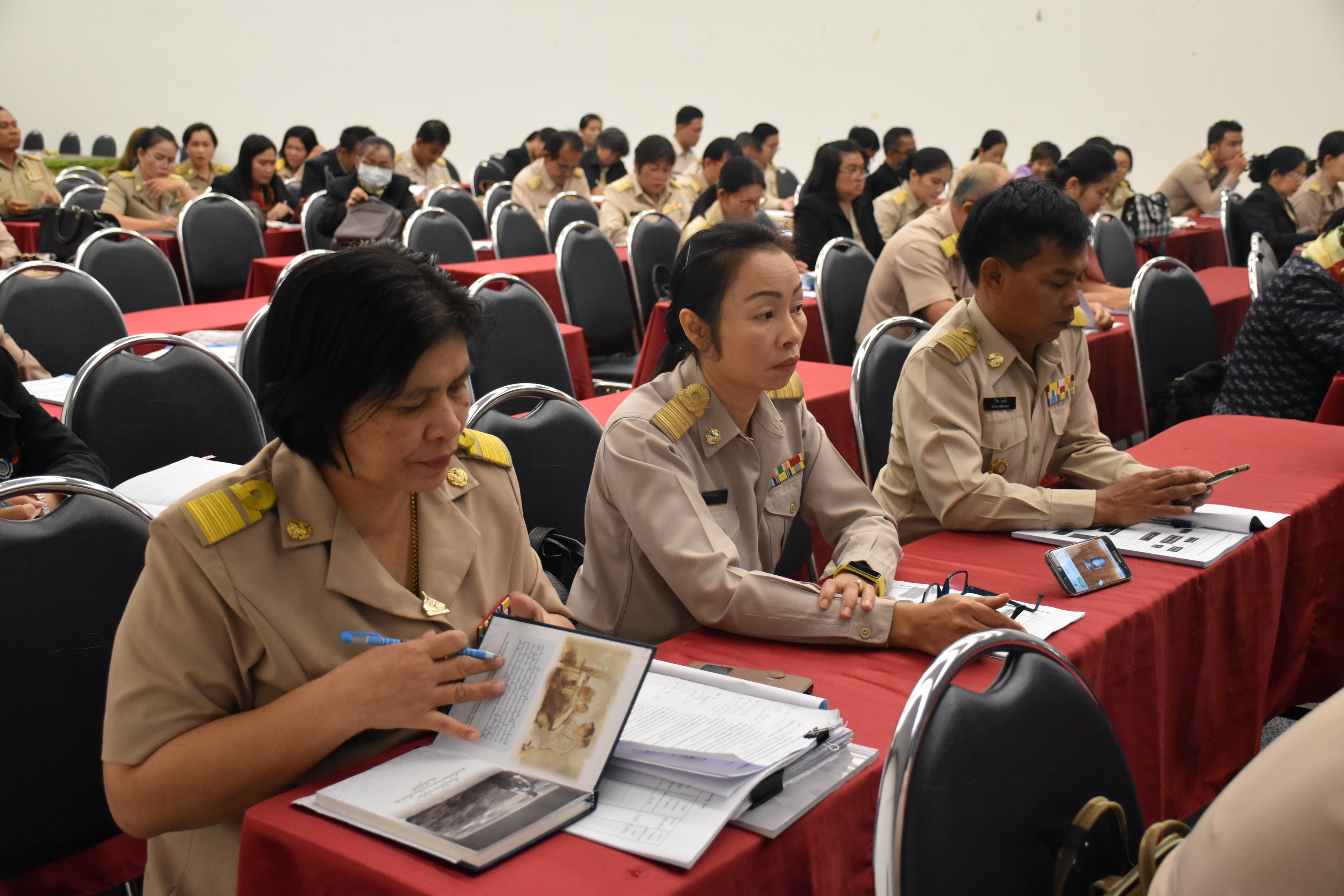 6 พฤศจิกายน 2560 เวลา 09.00 น. สำนักงานพัฒนาชุมชนจังหวัดมหาสารคาม จัดโครงการประชุมเชิงปฏิบัติการมอบนโยบายเพื่อเพิ่มประสิทธิภาพการขับเคลื่อนยุทธศาสตร์ กรมการพัฒนาชุมชน ประจำปีงบประมาณ พ.ศ.2561