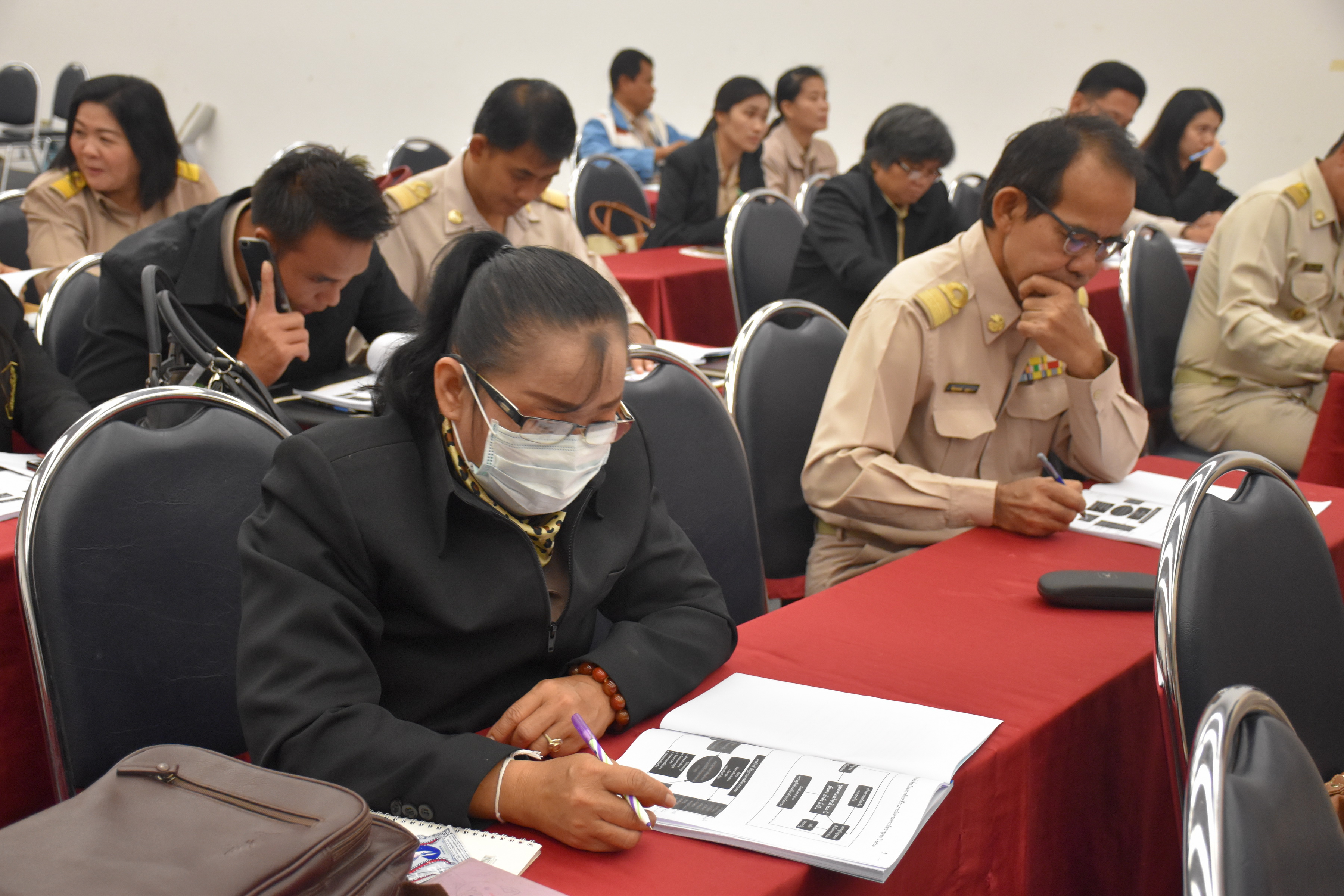 6 พฤศจิกายน 2560 เวลา 09.00 น. สำนักงานพัฒนาชุมชนจังหวัดมหาสารคาม จัดโครงการประชุมเชิงปฏิบัติการมอบนโยบายเพื่อเพิ่มประสิทธิภาพการขับเคลื่อนยุทธศาสตร์ กรมการพัฒนาชุมชน ประจำปีงบประมาณ พ.ศ.2561