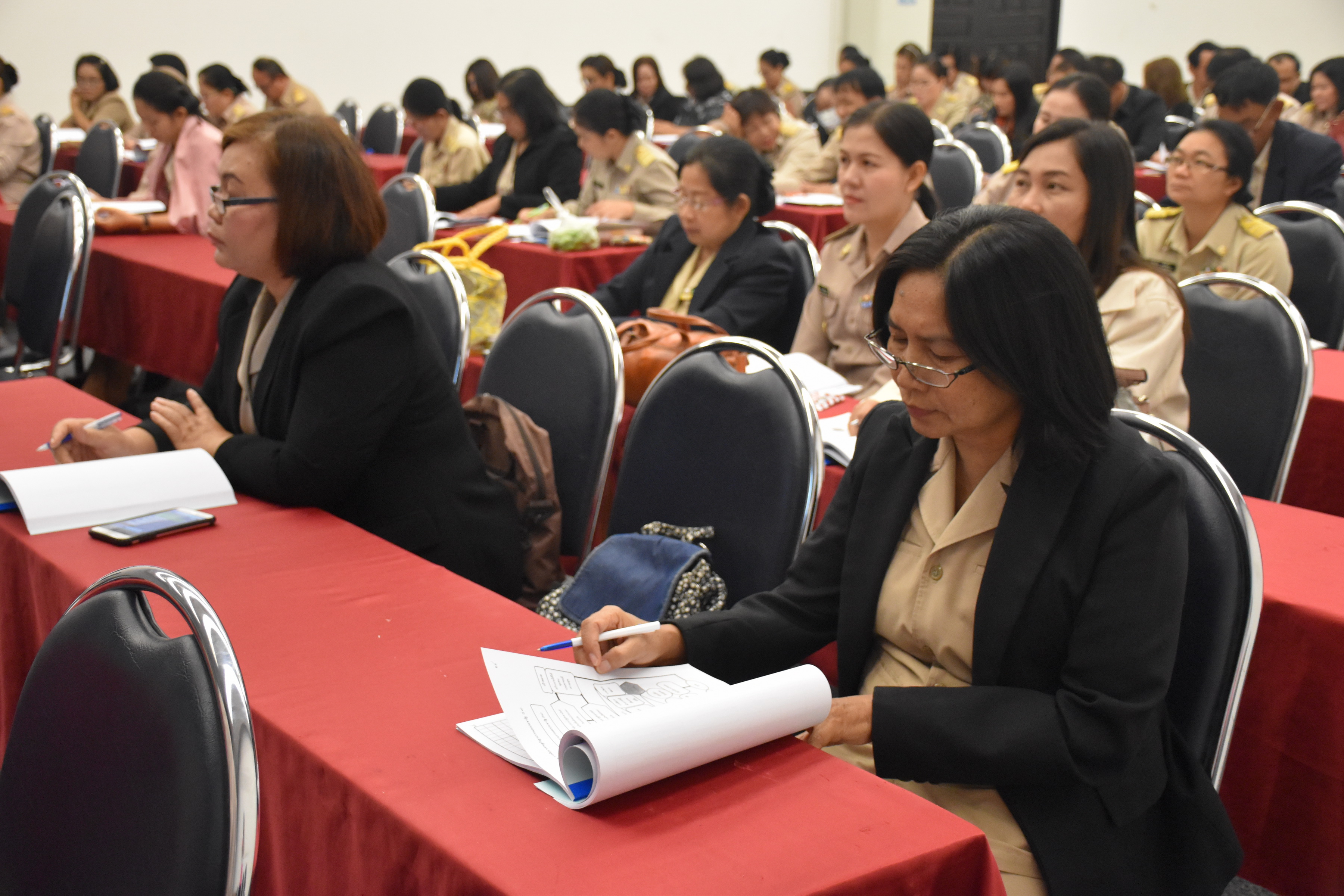 6 พฤศจิกายน 2560 เวลา 09.00 น. สำนักงานพัฒนาชุมชนจังหวัดมหาสารคาม จัดโครงการประชุมเชิงปฏิบัติการมอบนโยบายเพื่อเพิ่มประสิทธิภาพการขับเคลื่อนยุทธศาสตร์ กรมการพัฒนาชุมชน ประจำปีงบประมาณ พ.ศ.2561