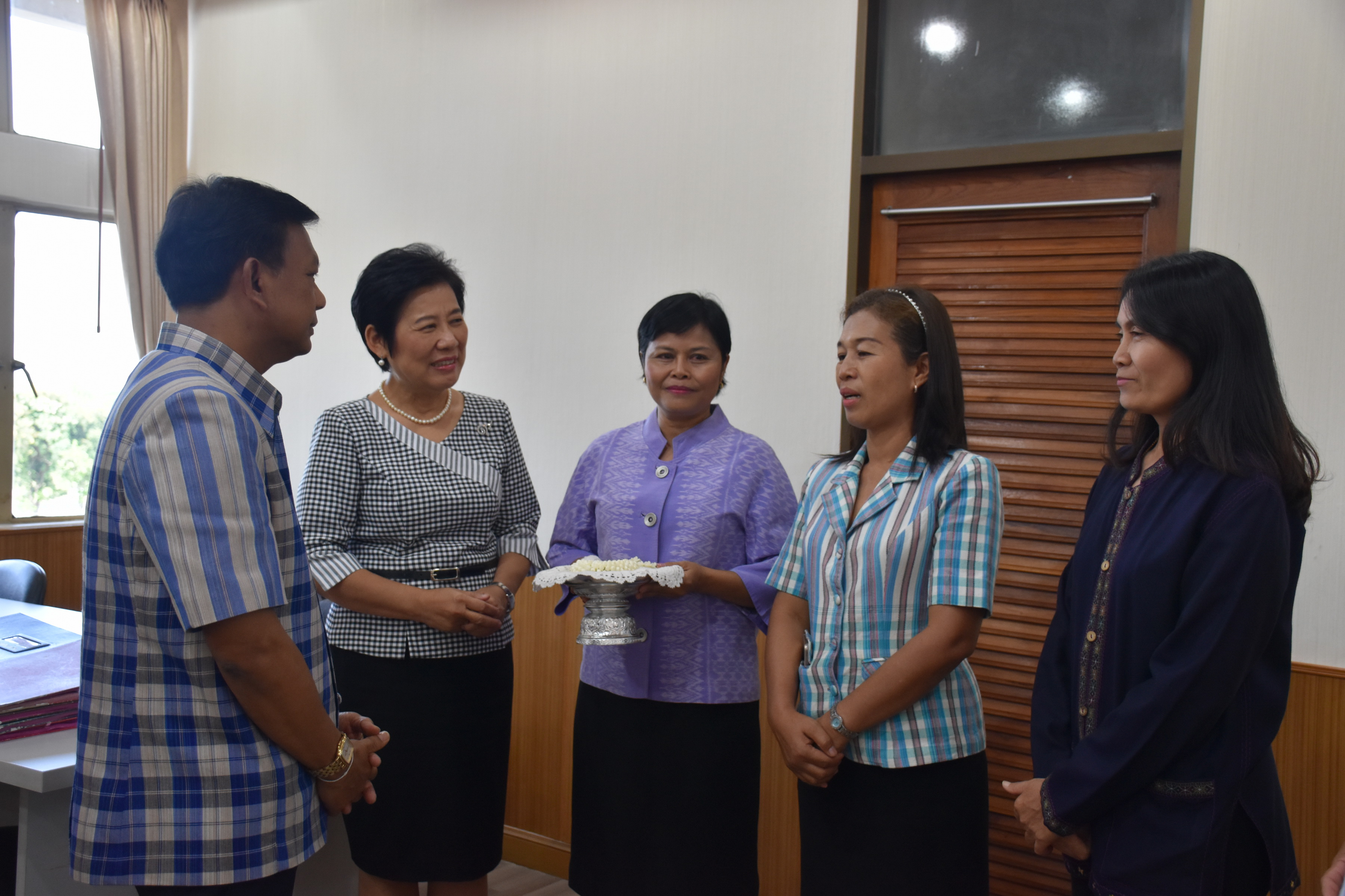 10 พฤศจิกายน 2560 นางบุญยิ่ง เทศน้อย พัฒนาการจังหวัดมหาสารคาม พร้อมด้วยนักวิชาการพัฒนาชุมชน เข้าพบผู้ว่าราชการจังหวัดและรองผู้ว่าราชการจังหวัดมหาสารคาม เพื่อกราบลาเนื่องในโอกาสย้ายไปรับตำแหน่งหัวหน้าฝ่ายและพัฒนาการอำเภอ