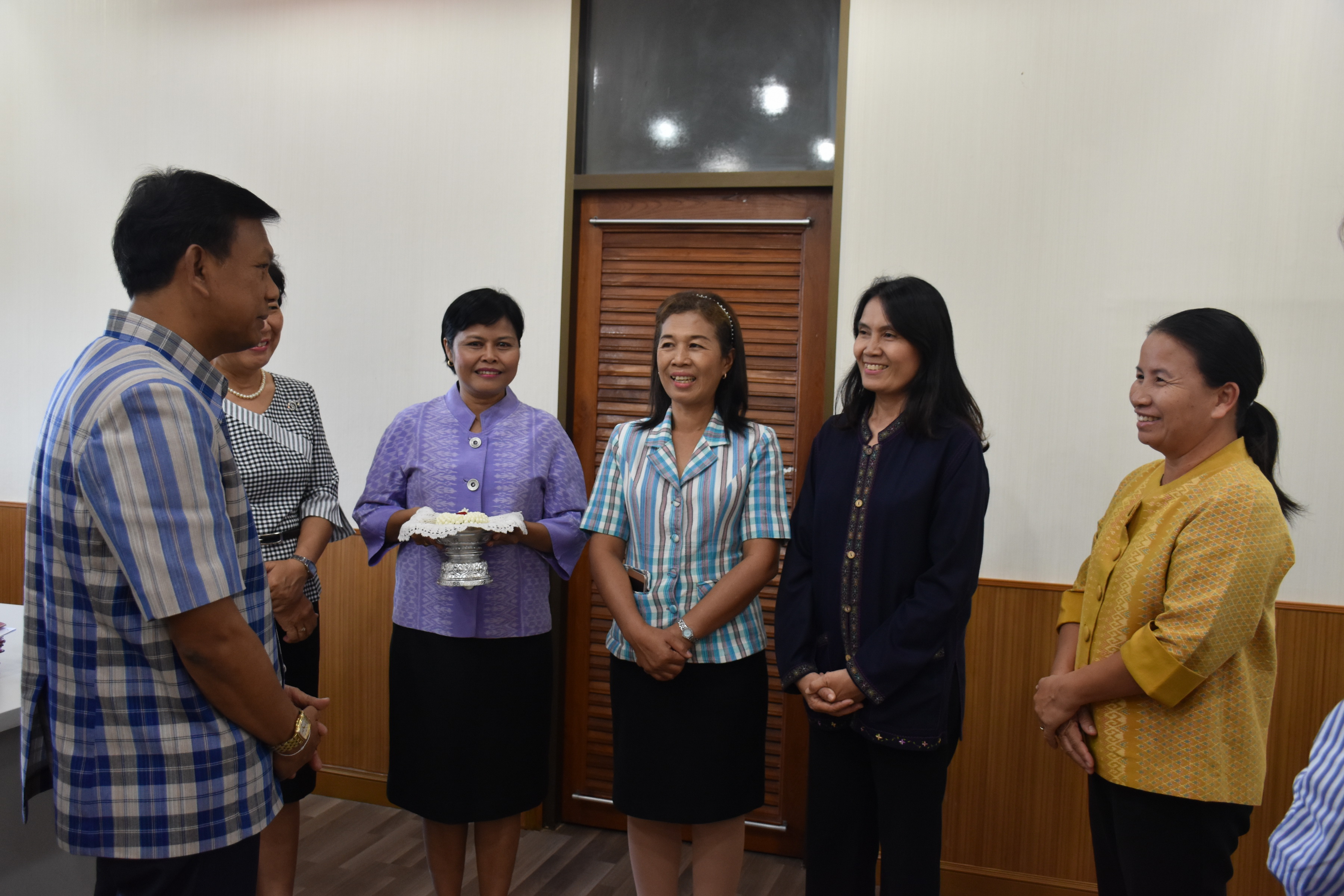 10 พฤศจิกายน 2560 นางบุญยิ่ง เทศน้อย พัฒนาการจังหวัดมหาสารคาม พร้อมด้วยนักวิชาการพัฒนาชุมชน เข้าพบผู้ว่าราชการจังหวัดและรองผู้ว่าราชการจังหวัดมหาสารคาม เพื่อกราบลาเนื่องในโอกาสย้ายไปรับตำแหน่งหัวหน้าฝ่ายและพัฒนาการอำเภอ