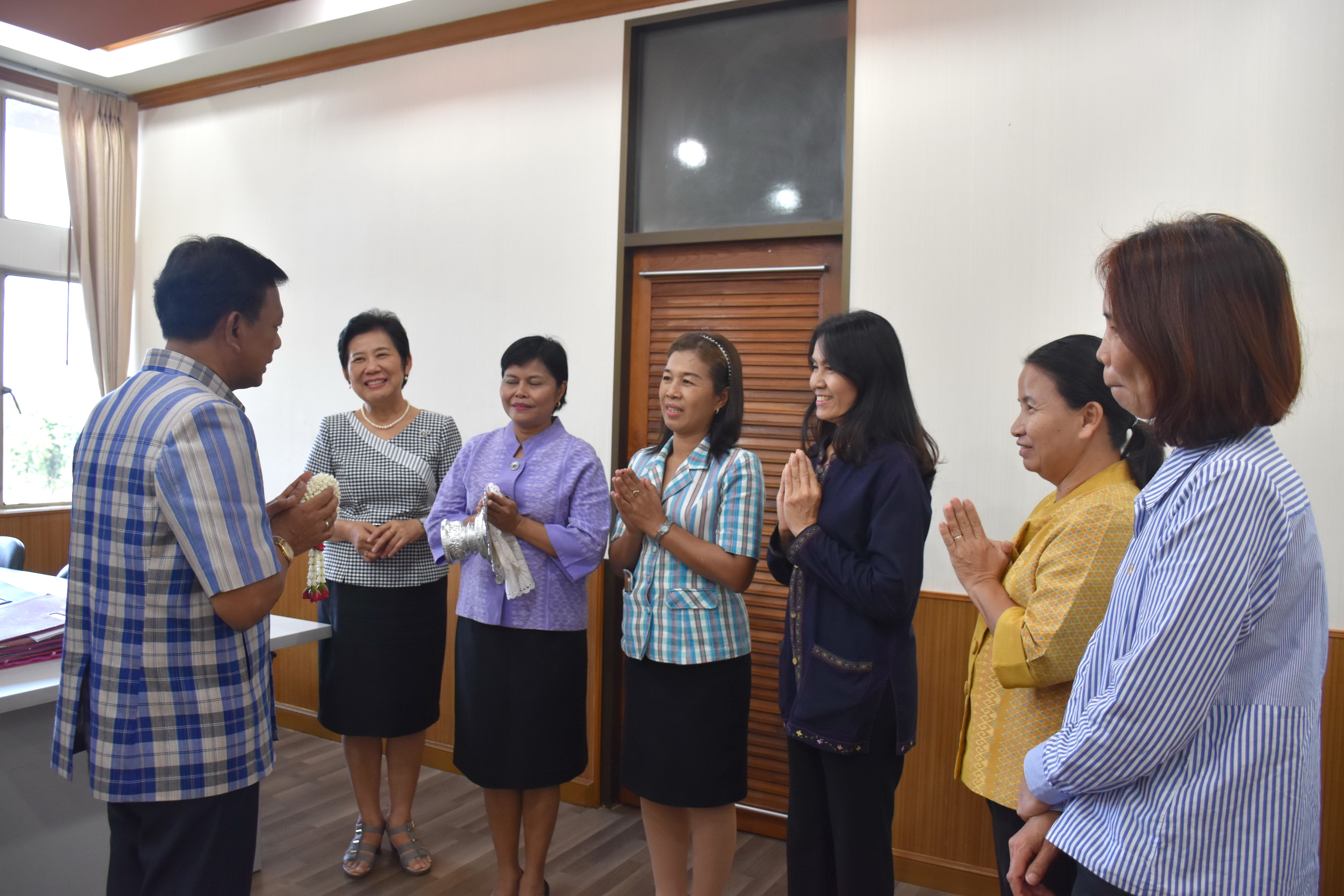 10 พฤศจิกายน 2560 นางบุญยิ่ง เทศน้อย พัฒนาการจังหวัดมหาสารคาม พร้อมด้วยนักวิชาการพัฒนาชุมชน เข้าพบผู้ว่าราชการจังหวัดและรองผู้ว่าราชการจังหวัดมหาสารคาม เพื่อกราบลาเนื่องในโอกาสย้ายไปรับตำแหน่งหัวหน้าฝ่ายและพัฒนาการอำเภอ