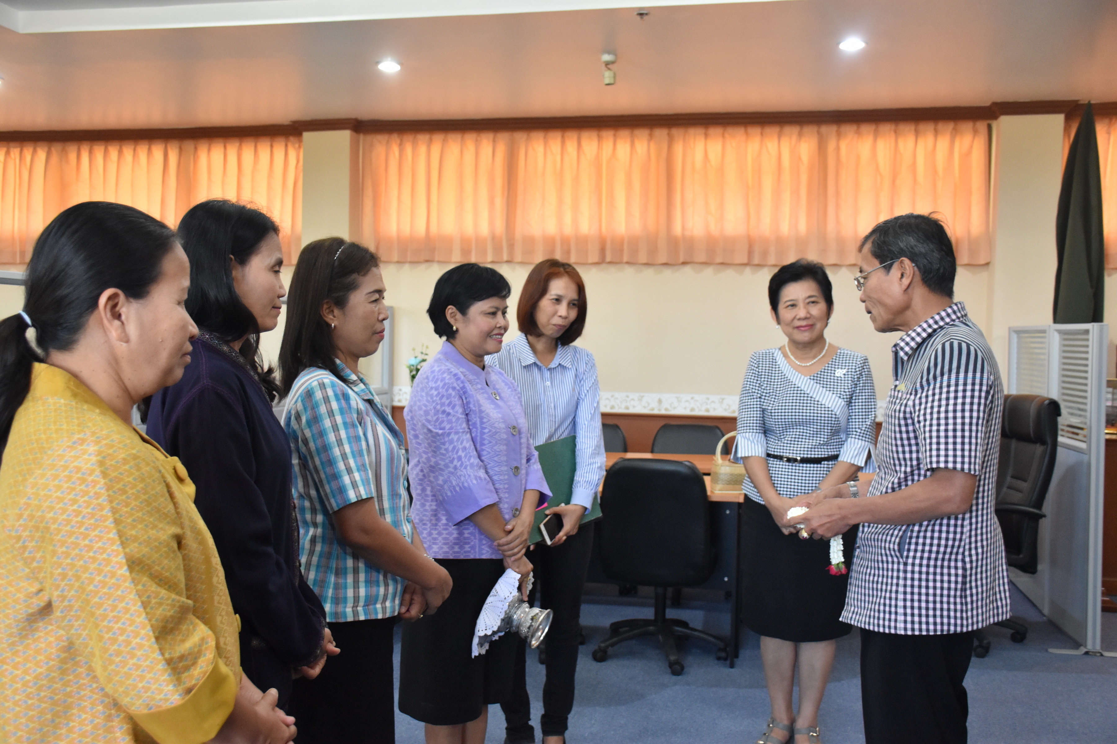 10 พฤศจิกายน 2560 นางบุญยิ่ง เทศน้อย พัฒนาการจังหวัดมหาสารคาม พร้อมด้วยนักวิชาการพัฒนาชุมชน เข้าพบผู้ว่าราชการจังหวัดและรองผู้ว่าราชการจังหวัดมหาสารคาม เพื่อกราบลาเนื่องในโอกาสย้ายไปรับตำแหน่งหัวหน้าฝ่ายและพัฒนาการอำเภอ