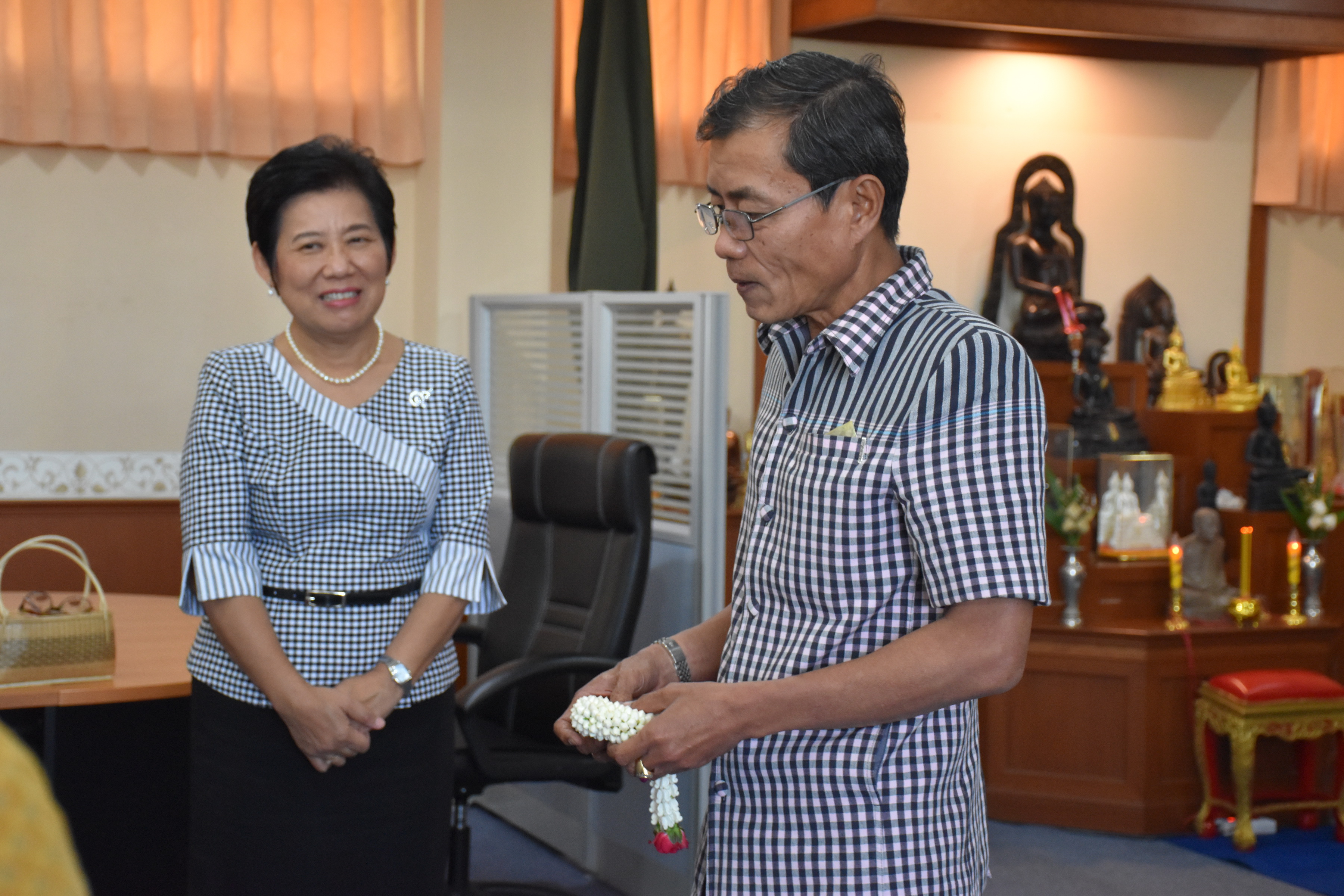 10 พฤศจิกายน 2560 นางบุญยิ่ง เทศน้อย พัฒนาการจังหวัดมหาสารคาม พร้อมด้วยนักวิชาการพัฒนาชุมชน เข้าพบผู้ว่าราชการจังหวัดและรองผู้ว่าราชการจังหวัดมหาสารคาม เพื่อกราบลาเนื่องในโอกาสย้ายไปรับตำแหน่งหัวหน้าฝ่ายและพัฒนาการอำเภอ