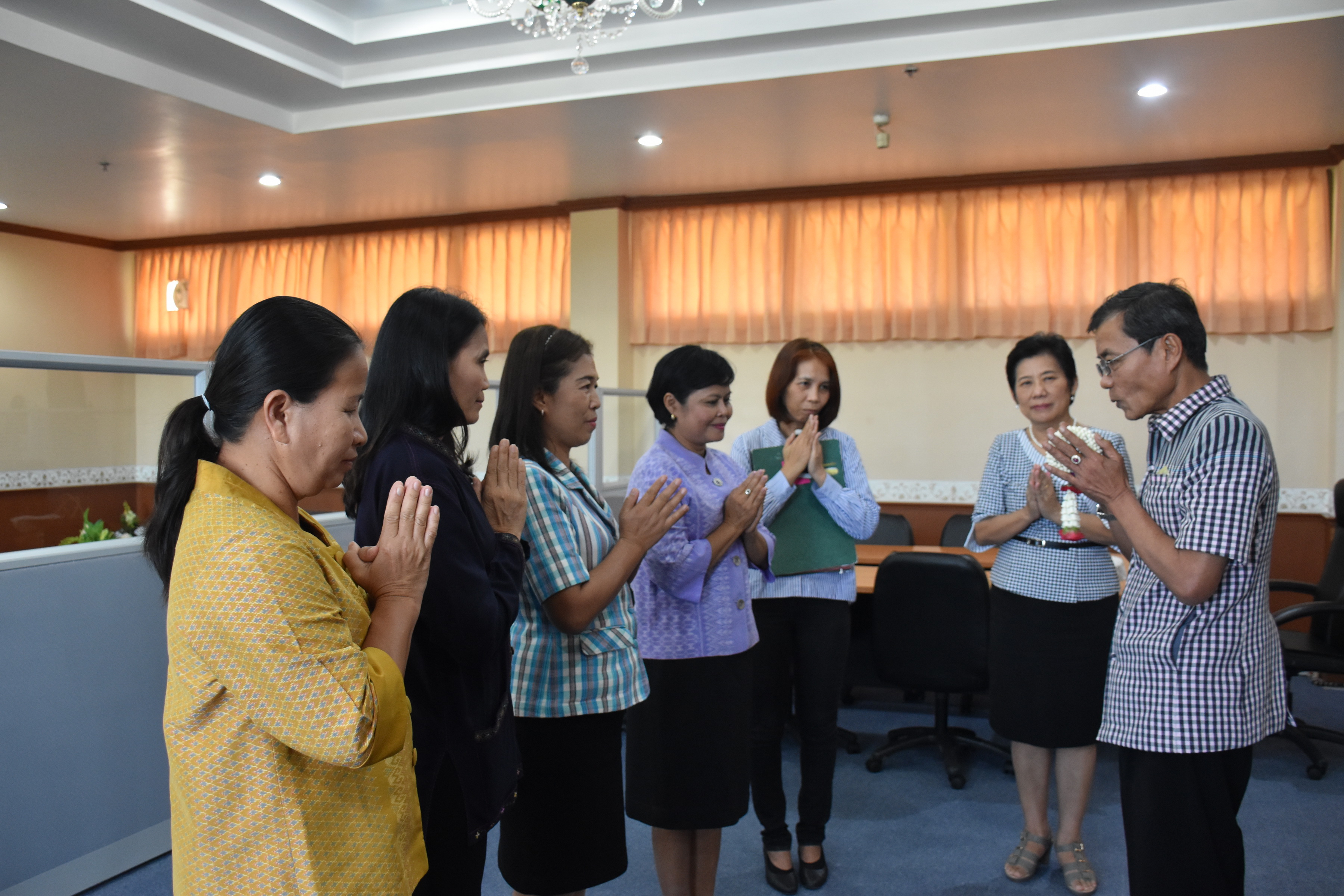 10 พฤศจิกายน 2560 นางบุญยิ่ง เทศน้อย พัฒนาการจังหวัดมหาสารคาม พร้อมด้วยนักวิชาการพัฒนาชุมชน เข้าพบผู้ว่าราชการจังหวัดและรองผู้ว่าราชการจังหวัดมหาสารคาม เพื่อกราบลาเนื่องในโอกาสย้ายไปรับตำแหน่งหัวหน้าฝ่ายและพัฒนาการอำเภอ