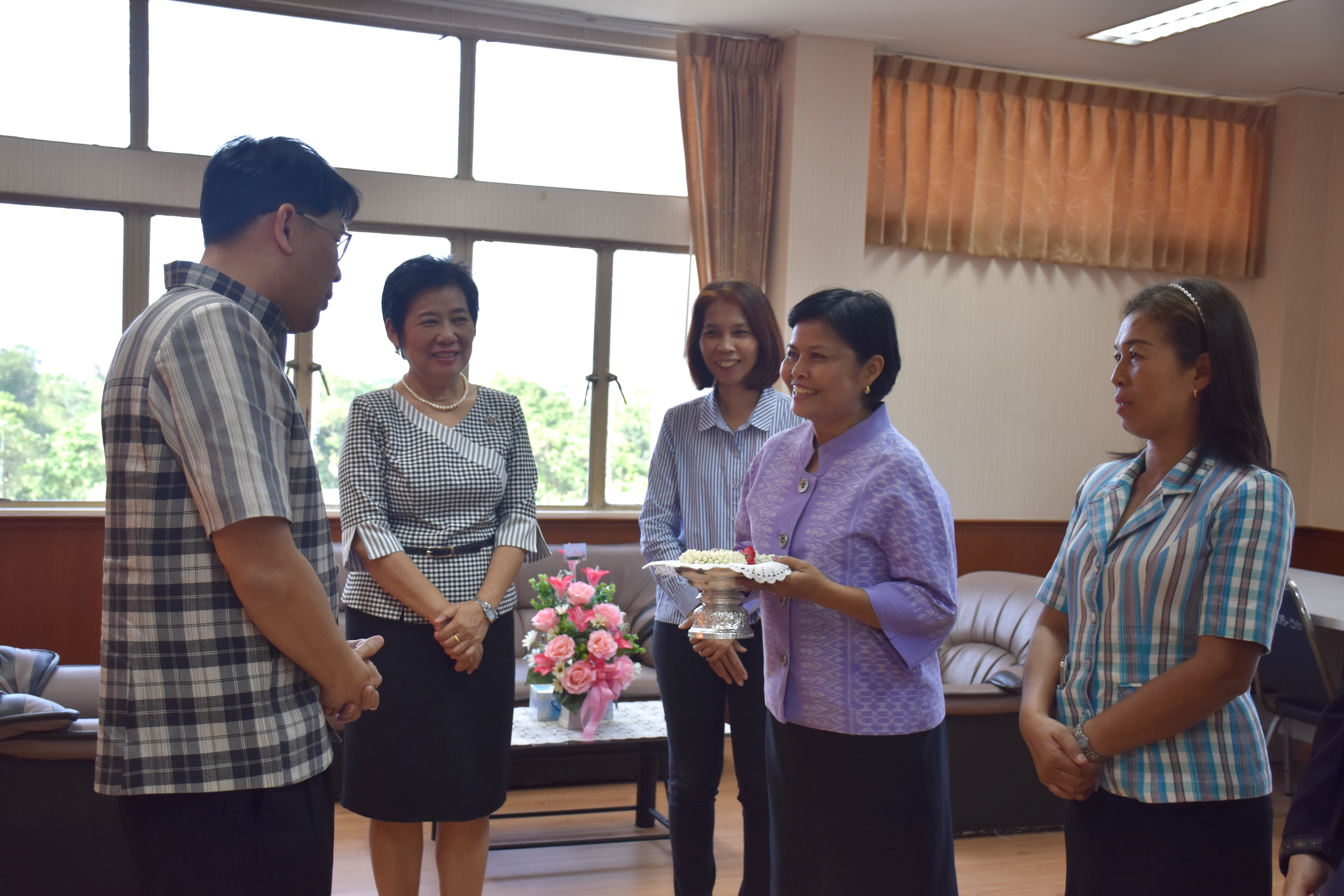 10 พฤศจิกายน 2560 นางบุญยิ่ง เทศน้อย พัฒนาการจังหวัดมหาสารคาม พร้อมด้วยนักวิชาการพัฒนาชุมชน เข้าพบผู้ว่าราชการจังหวัดและรองผู้ว่าราชการจังหวัดมหาสารคาม เพื่อกราบลาเนื่องในโอกาสย้ายไปรับตำแหน่งหัวหน้าฝ่ายและพัฒนาการอำเภอ