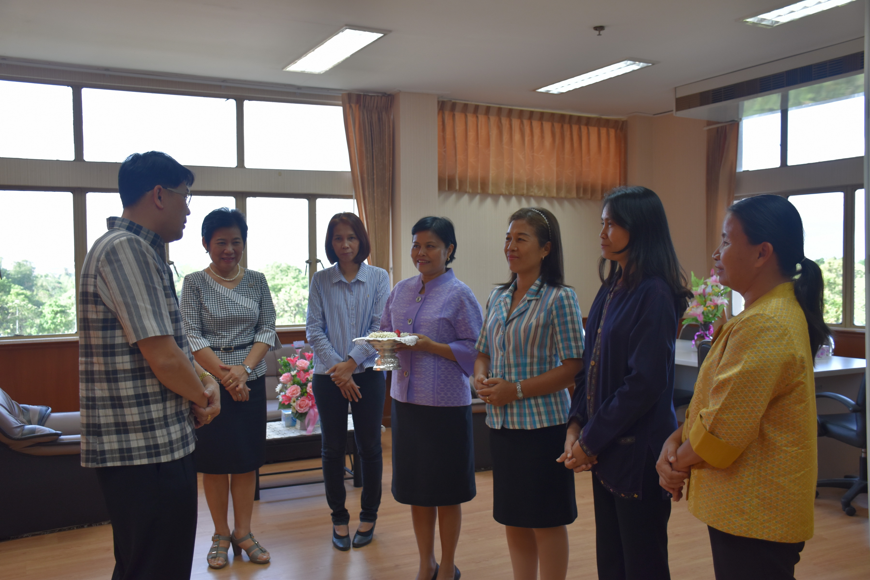 10 พฤศจิกายน 2560 นางบุญยิ่ง เทศน้อย พัฒนาการจังหวัดมหาสารคาม พร้อมด้วยนักวิชาการพัฒนาชุมชน เข้าพบผู้ว่าราชการจังหวัดและรองผู้ว่าราชการจังหวัดมหาสารคาม เพื่อกราบลาเนื่องในโอกาสย้ายไปรับตำแหน่งหัวหน้าฝ่ายและพัฒนาการอำเภอ