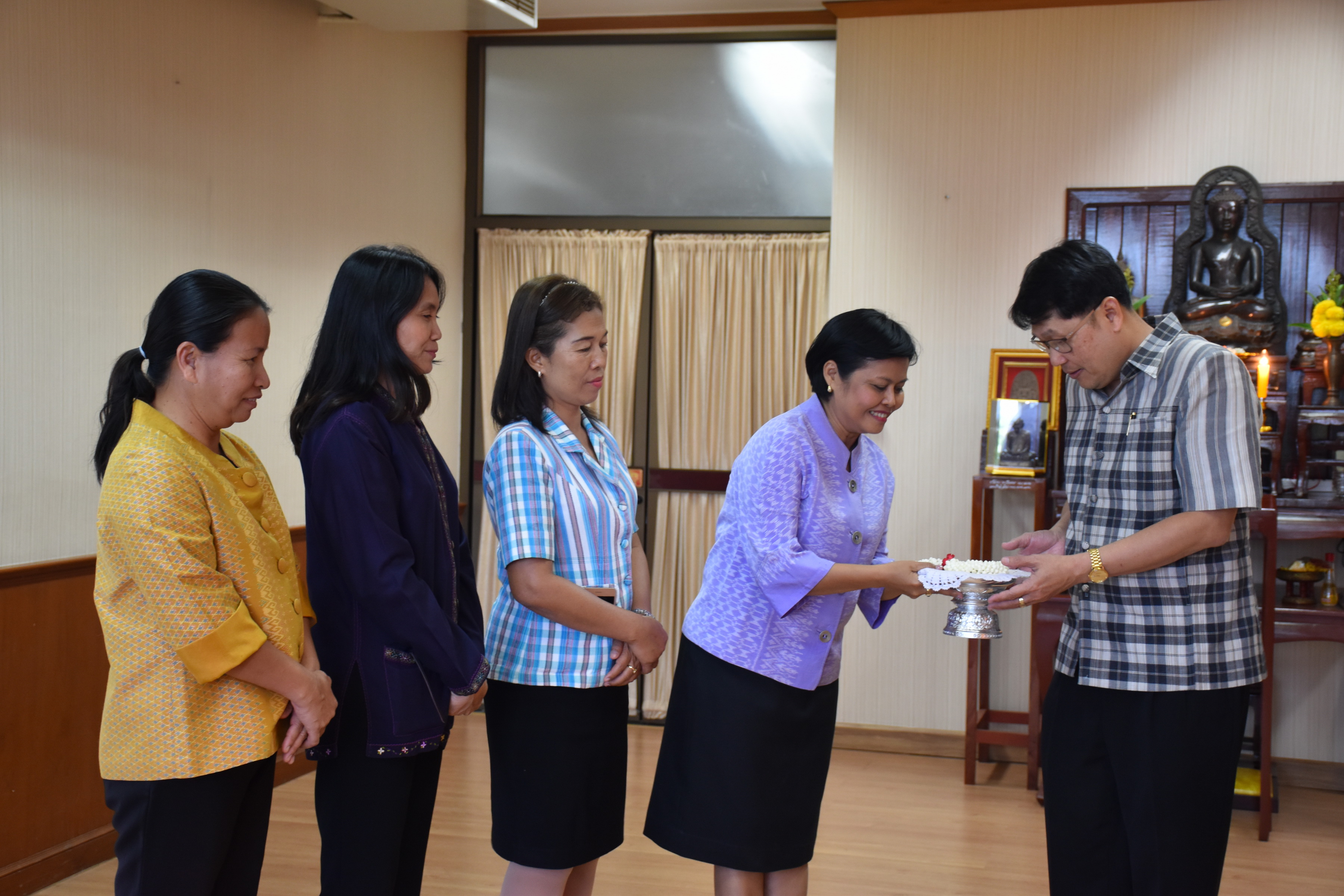 10 พฤศจิกายน 2560 นางบุญยิ่ง เทศน้อย พัฒนาการจังหวัดมหาสารคาม พร้อมด้วยนักวิชาการพัฒนาชุมชน เข้าพบผู้ว่าราชการจังหวัดและรองผู้ว่าราชการจังหวัดมหาสารคาม เพื่อกราบลาเนื่องในโอกาสย้ายไปรับตำแหน่งหัวหน้าฝ่ายและพัฒนาการอำเภอ