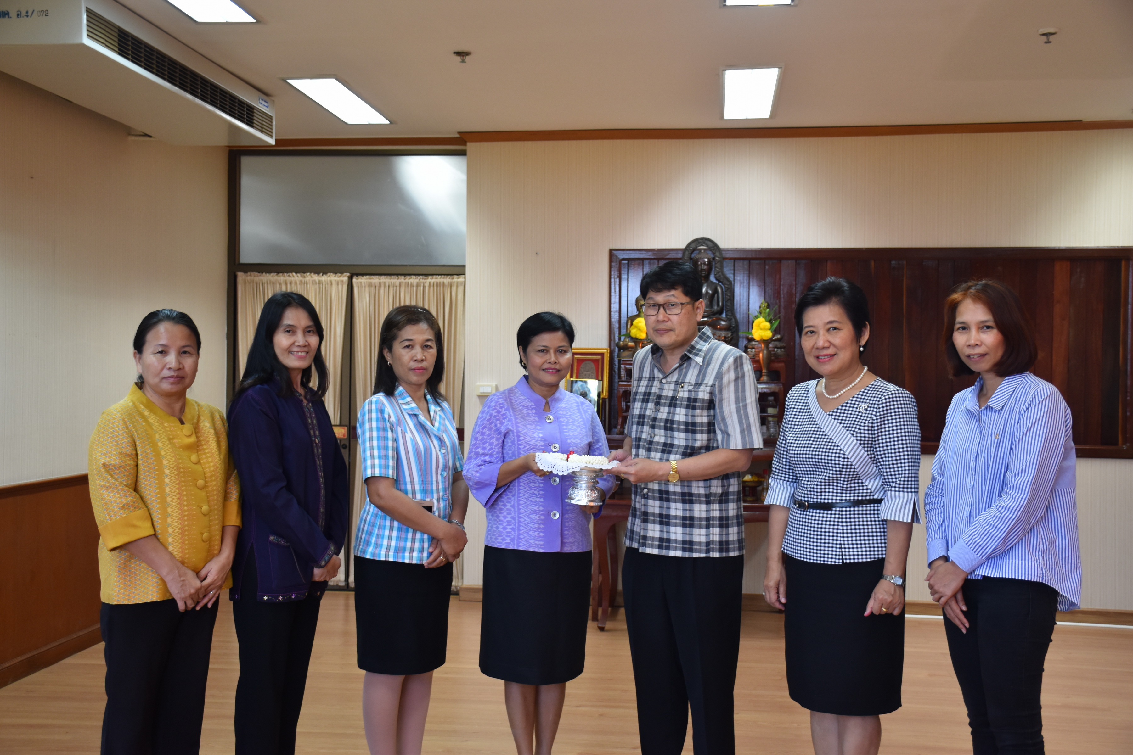 10 พฤศจิกายน 2560 นางบุญยิ่ง เทศน้อย พัฒนาการจังหวัดมหาสารคาม พร้อมด้วยนักวิชาการพัฒนาชุมชน เข้าพบผู้ว่าราชการจังหวัดและรองผู้ว่าราชการจังหวัดมหาสารคาม เพื่อกราบลาเนื่องในโอกาสย้ายไปรับตำแหน่งหัวหน้าฝ่ายและพัฒนาการอำเภอ