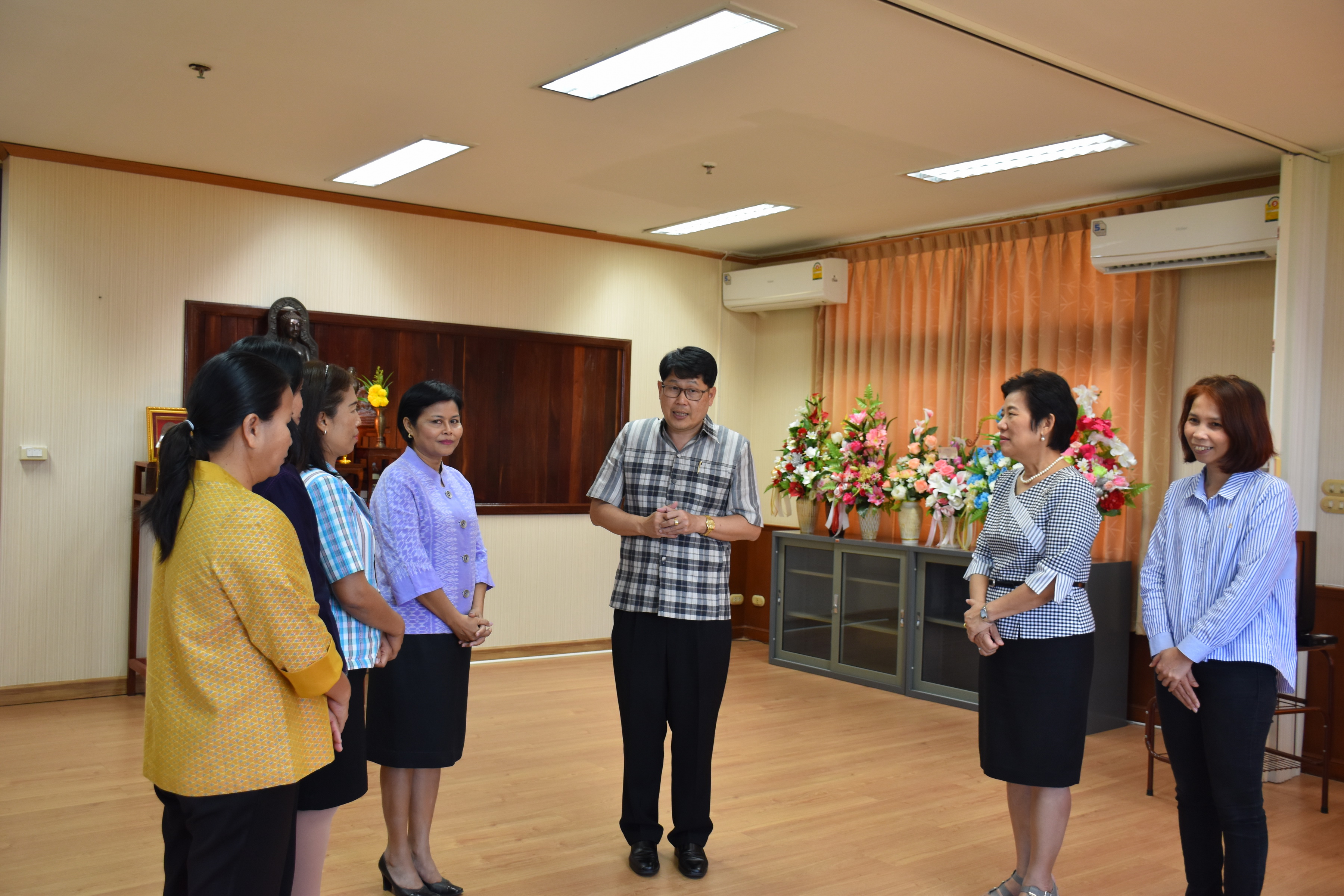10 พฤศจิกายน 2560 นางบุญยิ่ง เทศน้อย พัฒนาการจังหวัดมหาสารคาม พร้อมด้วยนักวิชาการพัฒนาชุมชน เข้าพบผู้ว่าราชการจังหวัดและรองผู้ว่าราชการจังหวัดมหาสารคาม เพื่อกราบลาเนื่องในโอกาสย้ายไปรับตำแหน่งหัวหน้าฝ่ายและพัฒนาการอำเภอ