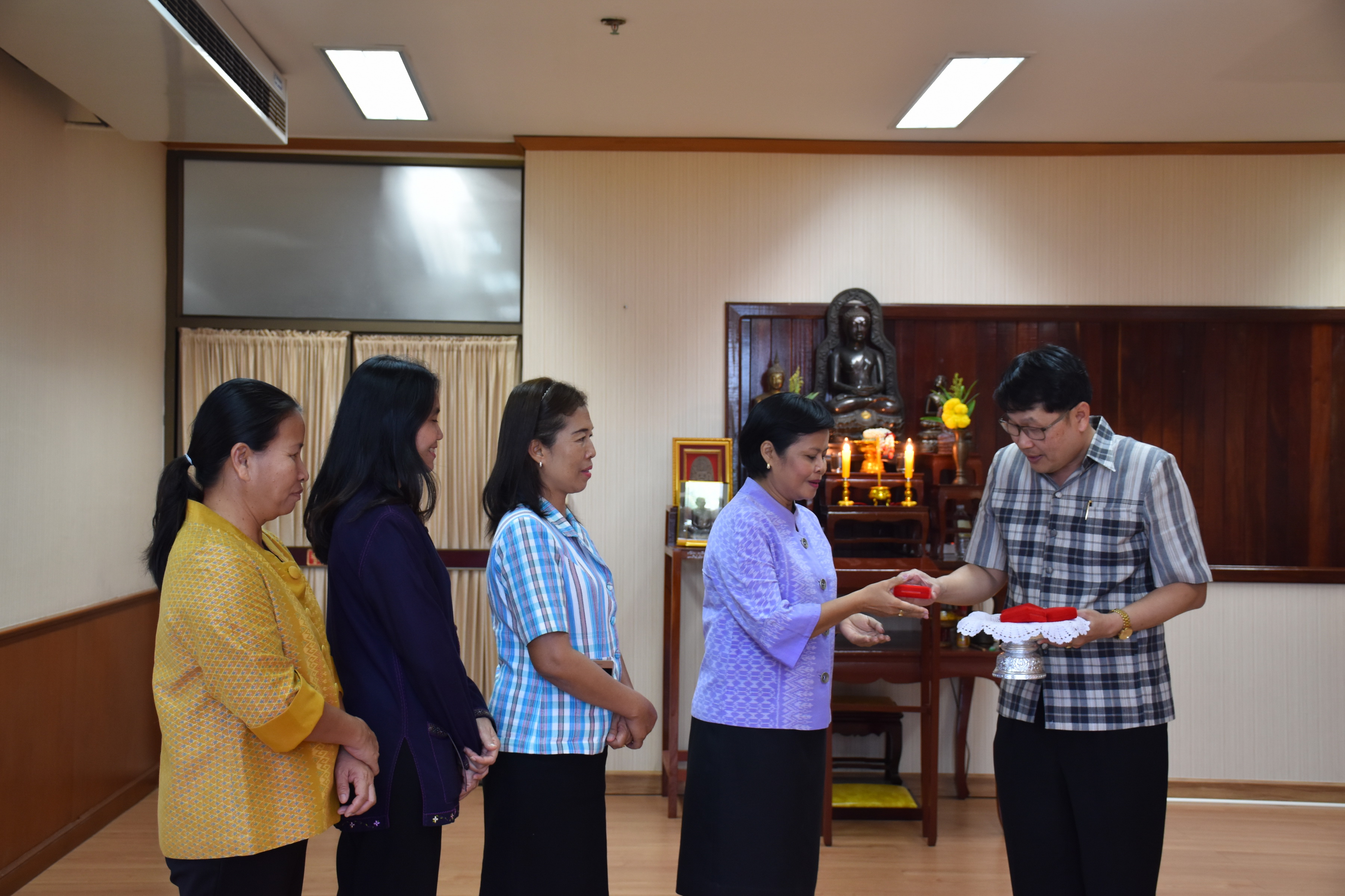 10 พฤศจิกายน 2560 นางบุญยิ่ง เทศน้อย พัฒนาการจังหวัดมหาสารคาม พร้อมด้วยนักวิชาการพัฒนาชุมชน เข้าพบผู้ว่าราชการจังหวัดและรองผู้ว่าราชการจังหวัดมหาสารคาม เพื่อกราบลาเนื่องในโอกาสย้ายไปรับตำแหน่งหัวหน้าฝ่ายและพัฒนาการอำเภอ