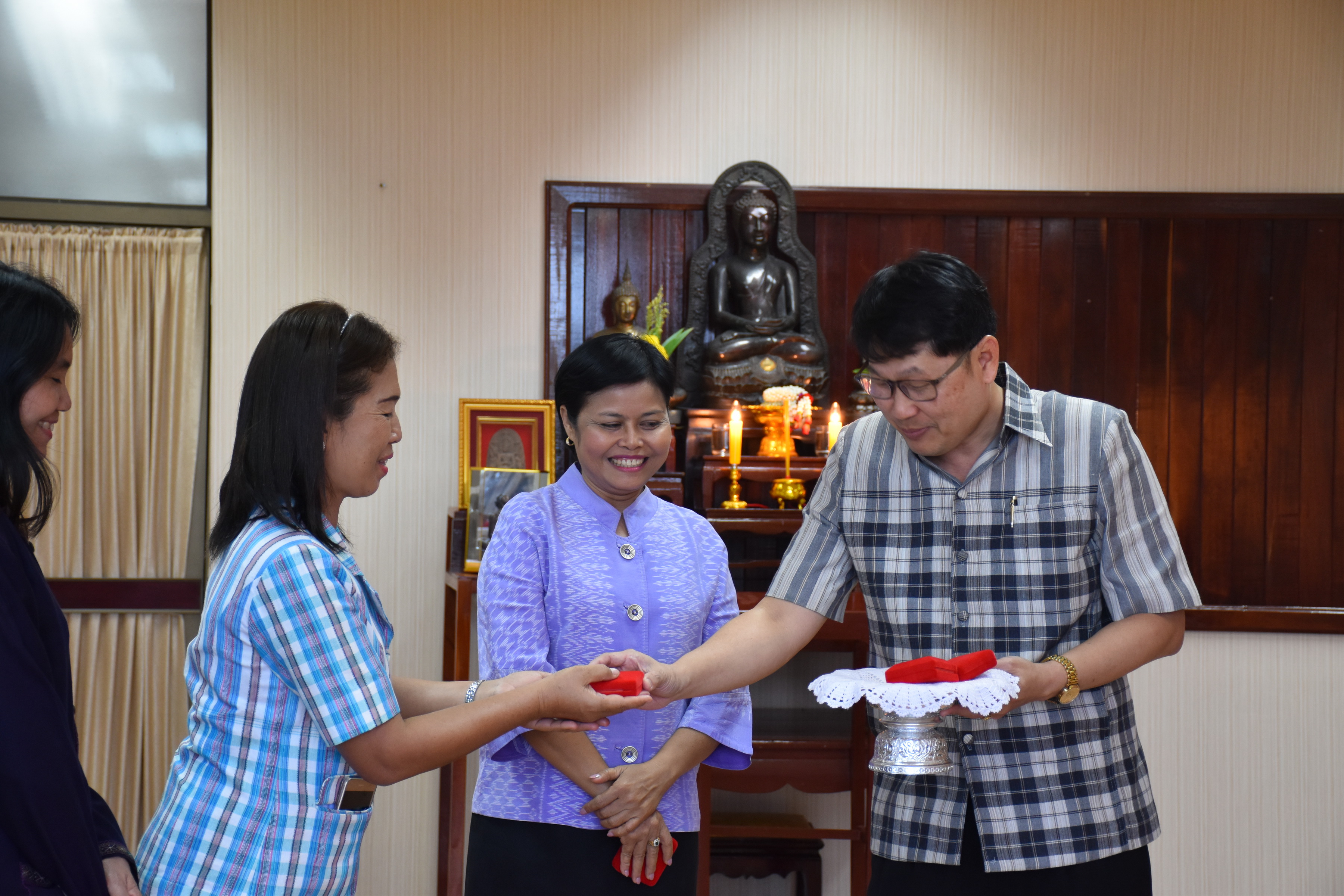 10 พฤศจิกายน 2560 นางบุญยิ่ง เทศน้อย พัฒนาการจังหวัดมหาสารคาม พร้อมด้วยนักวิชาการพัฒนาชุมชน เข้าพบผู้ว่าราชการจังหวัดและรองผู้ว่าราชการจังหวัดมหาสารคาม เพื่อกราบลาเนื่องในโอกาสย้ายไปรับตำแหน่งหัวหน้าฝ่ายและพัฒนาการอำเภอ