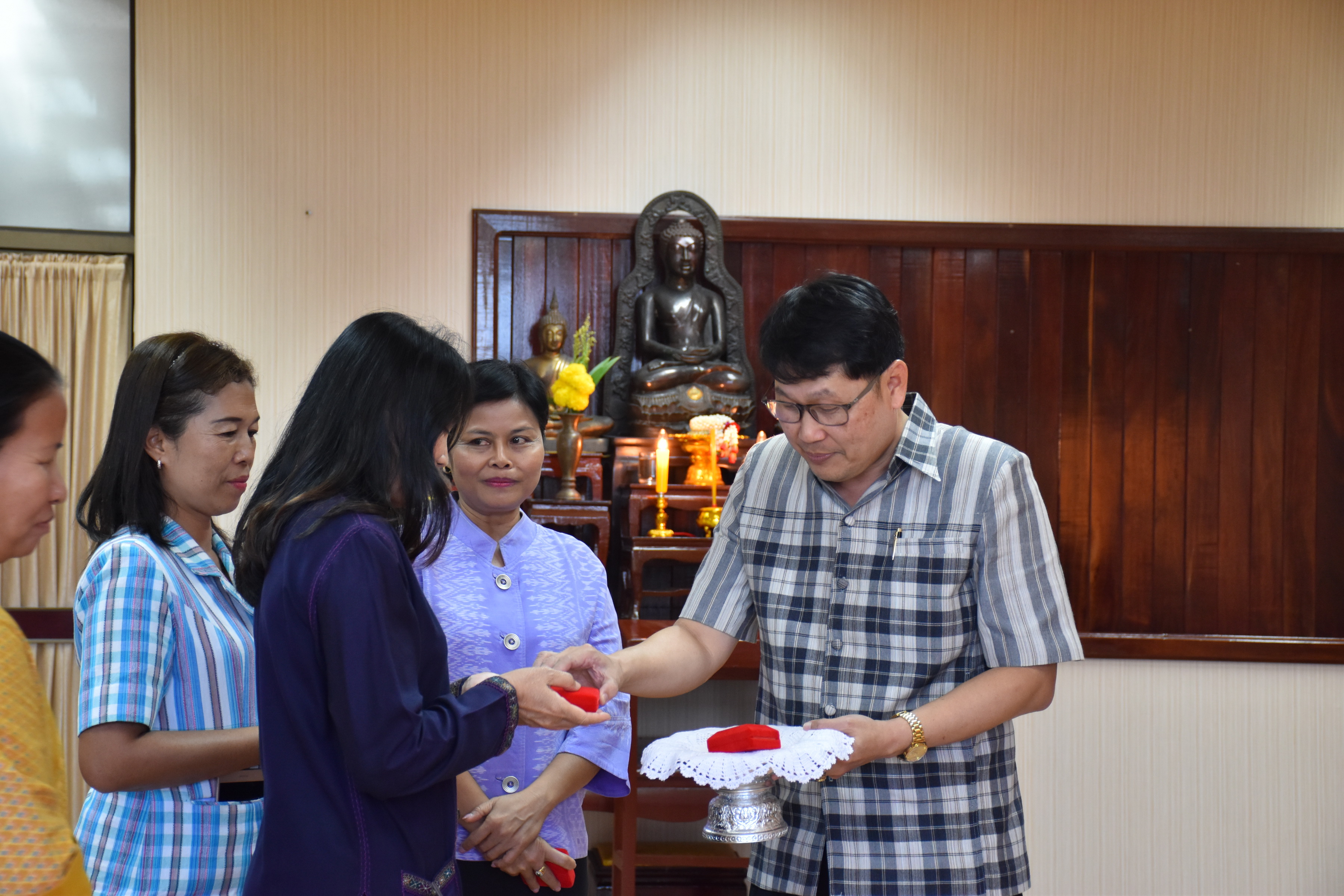 10 พฤศจิกายน 2560 นางบุญยิ่ง เทศน้อย พัฒนาการจังหวัดมหาสารคาม พร้อมด้วยนักวิชาการพัฒนาชุมชน เข้าพบผู้ว่าราชการจังหวัดและรองผู้ว่าราชการจังหวัดมหาสารคาม เพื่อกราบลาเนื่องในโอกาสย้ายไปรับตำแหน่งหัวหน้าฝ่ายและพัฒนาการอำเภอ