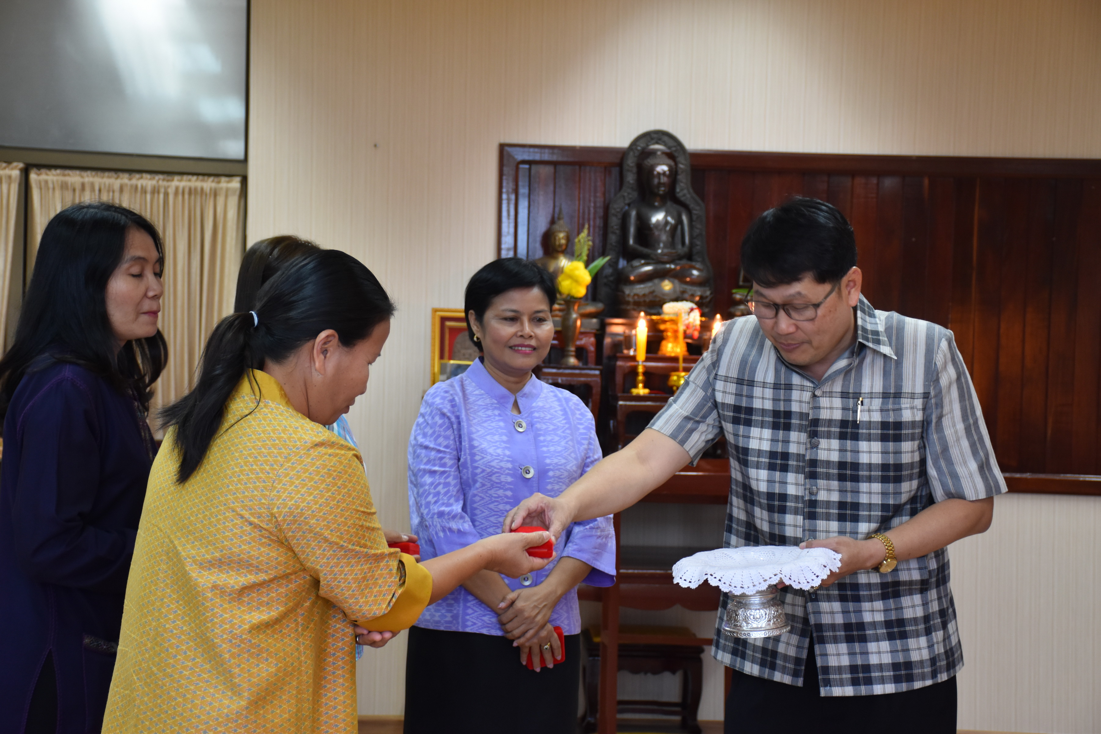10 พฤศจิกายน 2560 นางบุญยิ่ง เทศน้อย พัฒนาการจังหวัดมหาสารคาม พร้อมด้วยนักวิชาการพัฒนาชุมชน เข้าพบผู้ว่าราชการจังหวัดและรองผู้ว่าราชการจังหวัดมหาสารคาม เพื่อกราบลาเนื่องในโอกาสย้ายไปรับตำแหน่งหัวหน้าฝ่ายและพัฒนาการอำเภอ