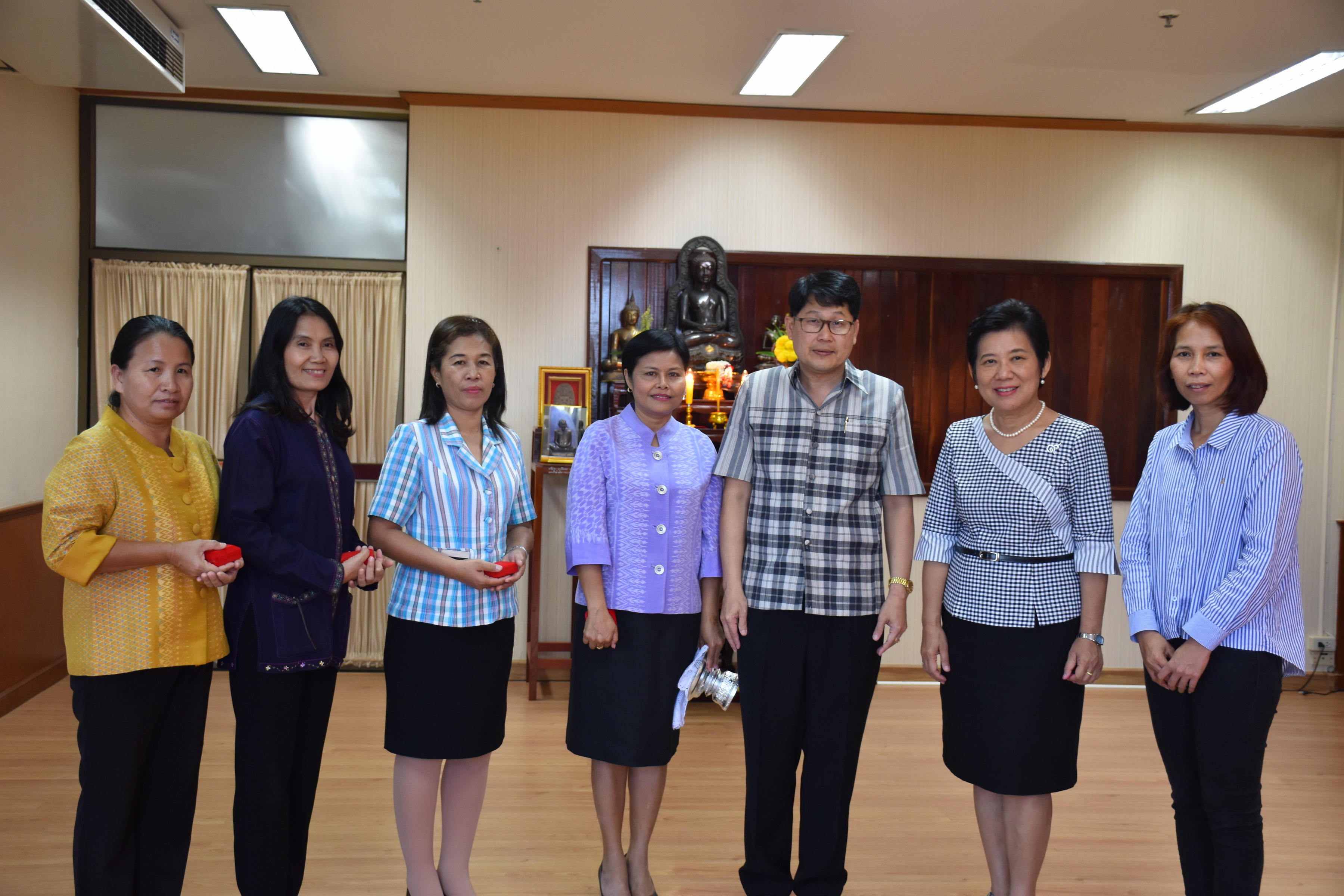 10 พฤศจิกายน 2560 นางบุญยิ่ง เทศน้อย พัฒนาการจังหวัดมหาสารคาม พร้อมด้วยนักวิชาการพัฒนาชุมชน เข้าพบผู้ว่าราชการจังหวัดและรองผู้ว่าราชการจังหวัดมหาสารคาม เพื่อกราบลาเนื่องในโอกาสย้ายไปรับตำแหน่งหัวหน้าฝ่ายและพัฒนาการอำเภอ