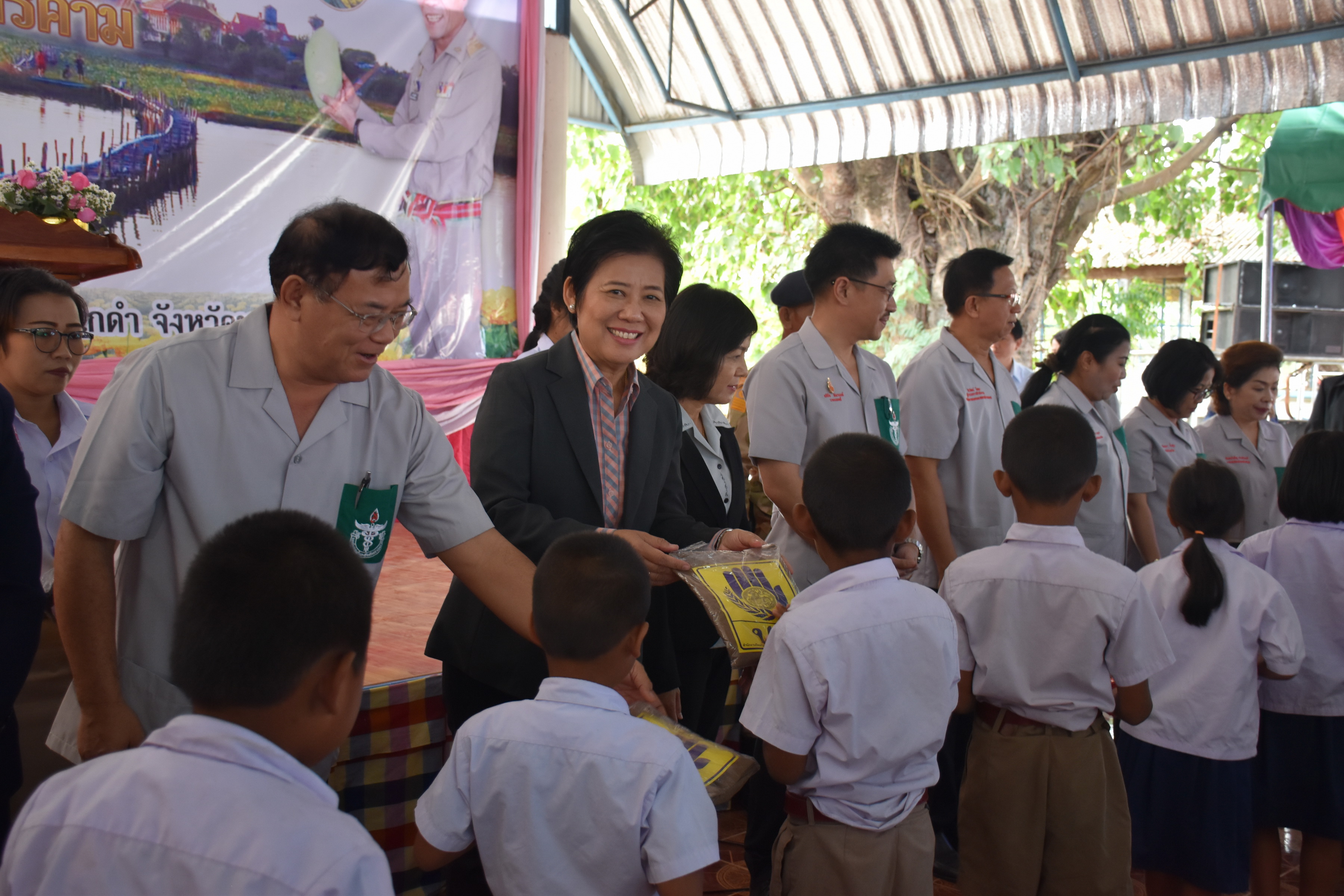 22 พฤศจิกายน 2560 โครงการปกป้องและเชิดชูสถาบันพระมหากษัตริย์และหน่วยบำบัดทุกข์ บำรุงสุข สร้างรอยยิ้มให้ประชาชนจังหวัดมหาสารคาม ประจำปีงบประมาณ 2561