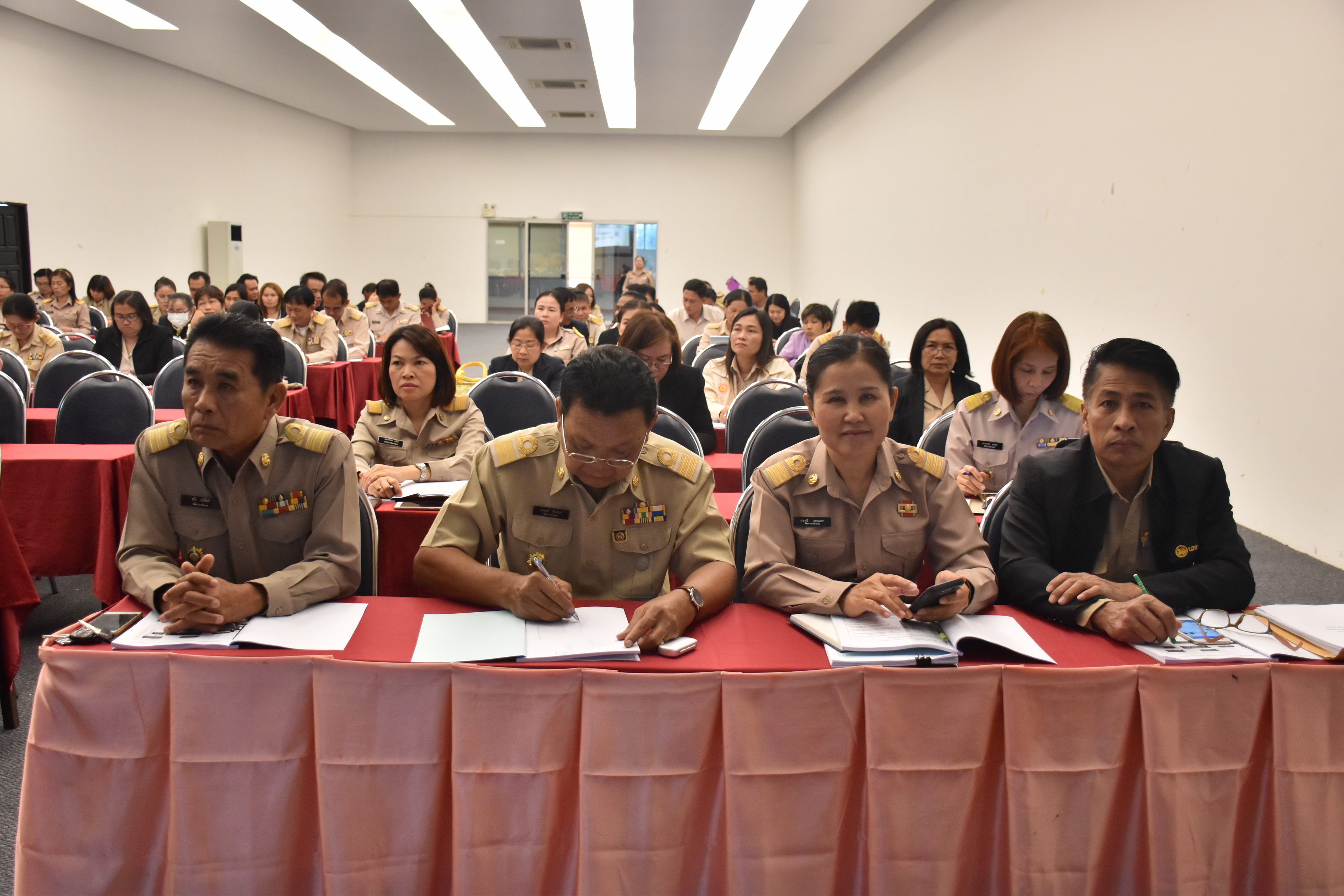 6 พฤศจิกายน 2560 เวลา 09.00 น. สำนักงานพัฒนาชุมชนจังหวัดมหาสารคาม จัดโครงการประชุมเชิงปฏิบัติการมอบนโยบายเพื่อเพิ่มประสิทธิภาพการขับเคลื่อนยุทธศาสตร์ กรมการพัฒนาชุมชน ประจำปีงบประมาณ พ.ศ.2561