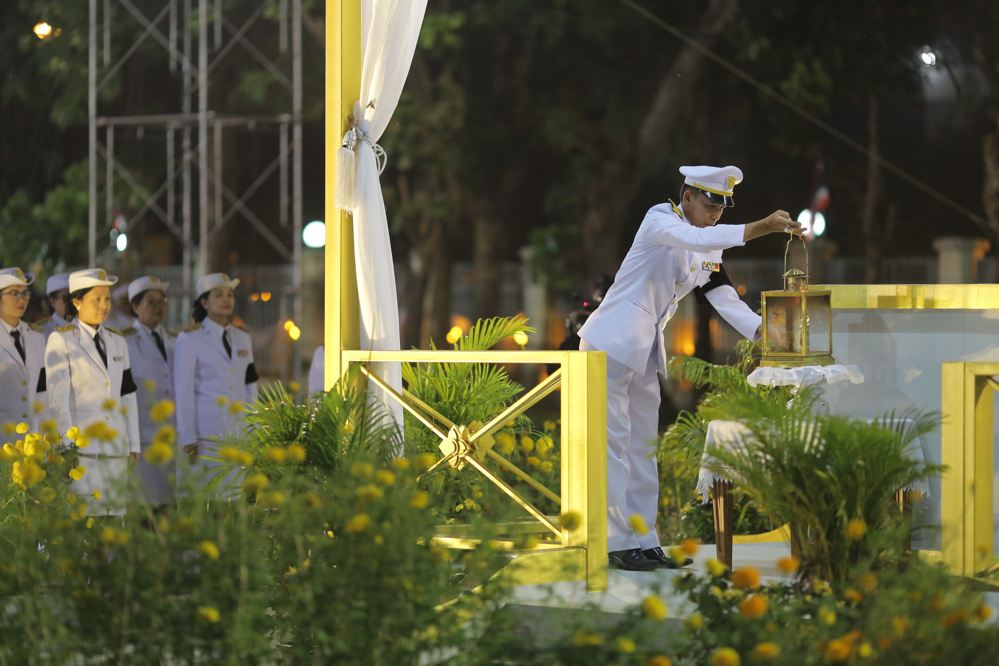 26 ตุลาคม 2560 พระราชพิธีถวายพระเพลิงพระบรมศพพระบาทสมเด็จพระปรมินทรมหาภูมิพลอดุลยเดช บรมนาถบพิตร ณ พระเมรุมาศจำลอง สนามหน้าศาลากลางจังหวัดมหาสารคาม