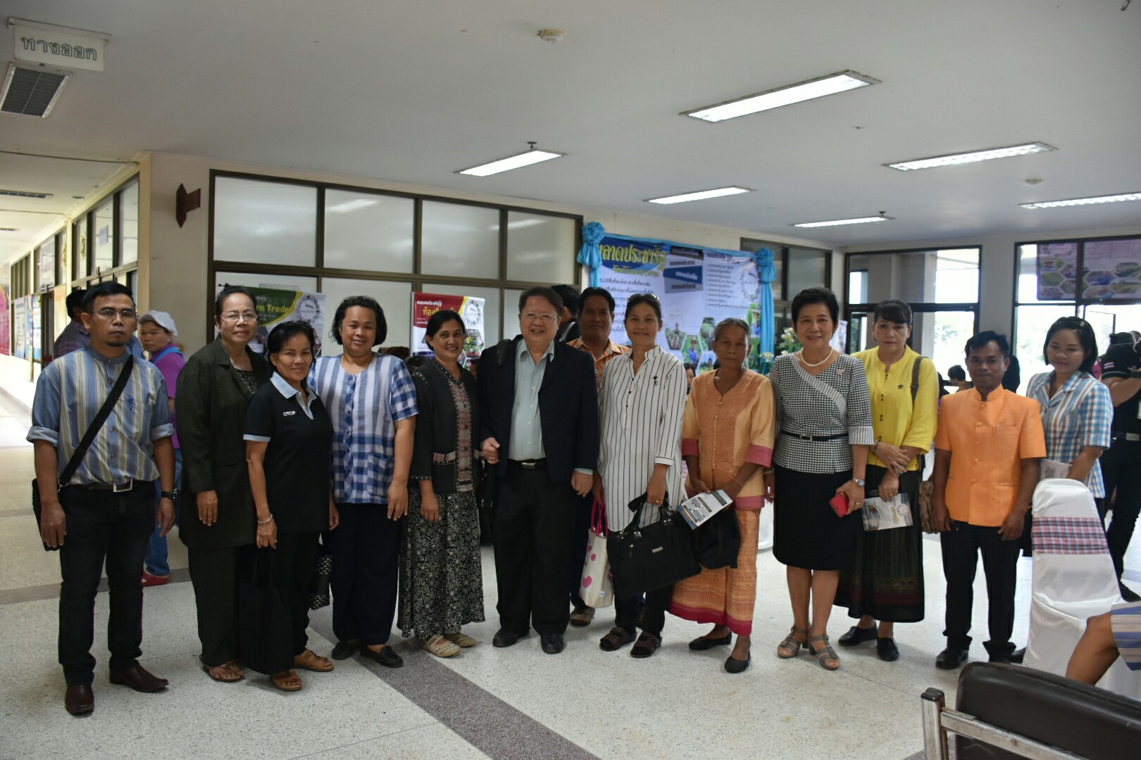 10 พฤศจิกายน 2560 นายเสน่ห์ นนทะโชติ ผู้ว่าราชการจังหวัดมหาสารคาม เป็นประธานเปิดกิจกรรม Kick Off การลงทะเบียนผู้ประกอบการ ตามนโยบาย “ตลาดประชารัฐ”