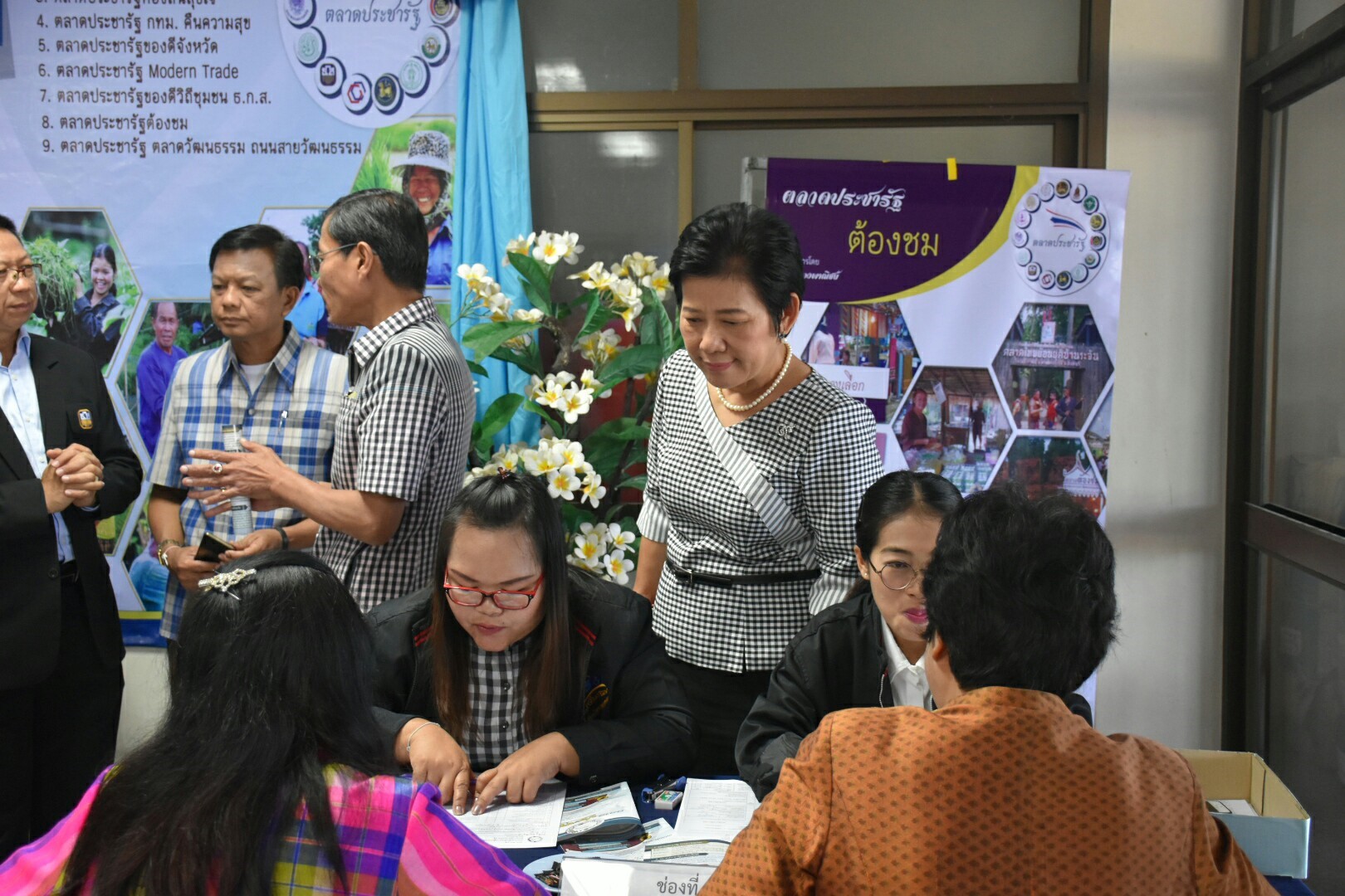 10 พฤศจิกายน 2560 นายเสน่ห์ นนทะโชติ ผู้ว่าราชการจังหวัดมหาสารคาม เป็นประธานเปิดกิจกรรม Kick Off การลงทะเบียนผู้ประกอบการ ตามนโยบาย “ตลาดประชารัฐ”