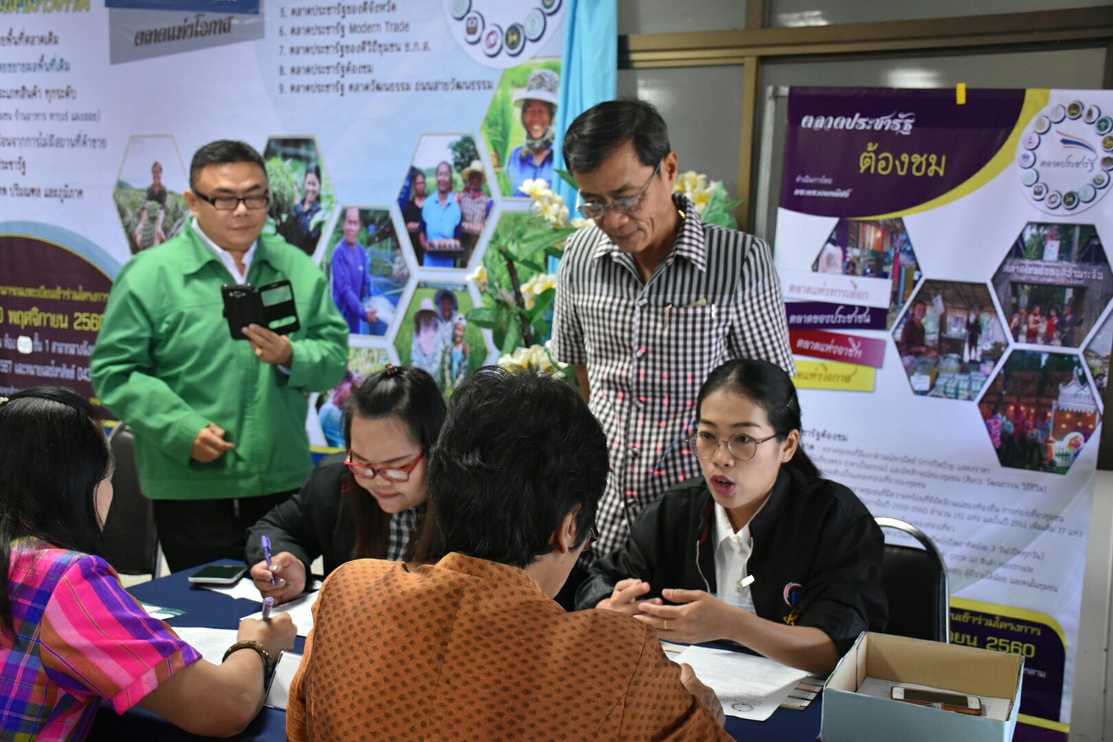 10 พฤศจิกายน 2560 นายเสน่ห์ นนทะโชติ ผู้ว่าราชการจังหวัดมหาสารคาม เป็นประธานเปิดกิจกรรม Kick Off การลงทะเบียนผู้ประกอบการ ตามนโยบาย “ตลาดประชารัฐ”