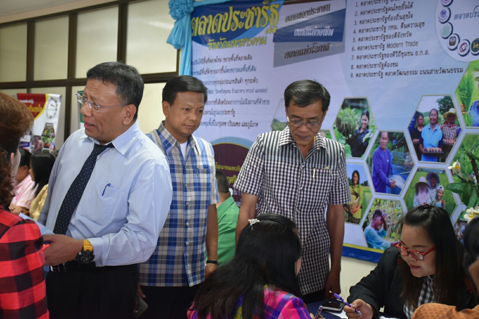10 พฤศจิกายน 2560 นายเสน่ห์ นนทะโชติ ผู้ว่าราชการจังหวัดมหาสารคาม เป็นประธานเปิดกิจกรรม Kick Off การลงทะเบียนผู้ประกอบการ ตามนโยบาย “ตลาดประชารัฐ”