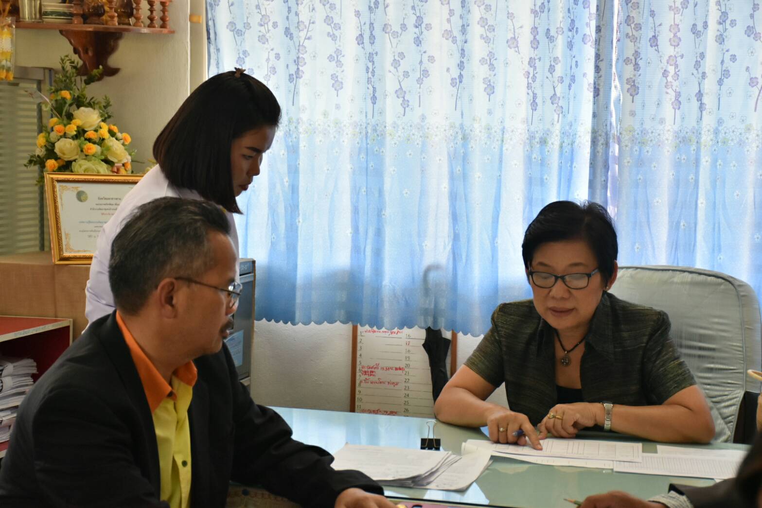 30 พฤศจิกายน 2560 นางบุญยิ่ง เทศน้อย พัฒนาการจังหวัดมหาสารคาม ติดตามการดำเนินการคัดแยกผู้ประกอบการที่ลงทะเบียนในโครงการตลาดประชารัฐ อำเภอเมืองมหาสารคาม