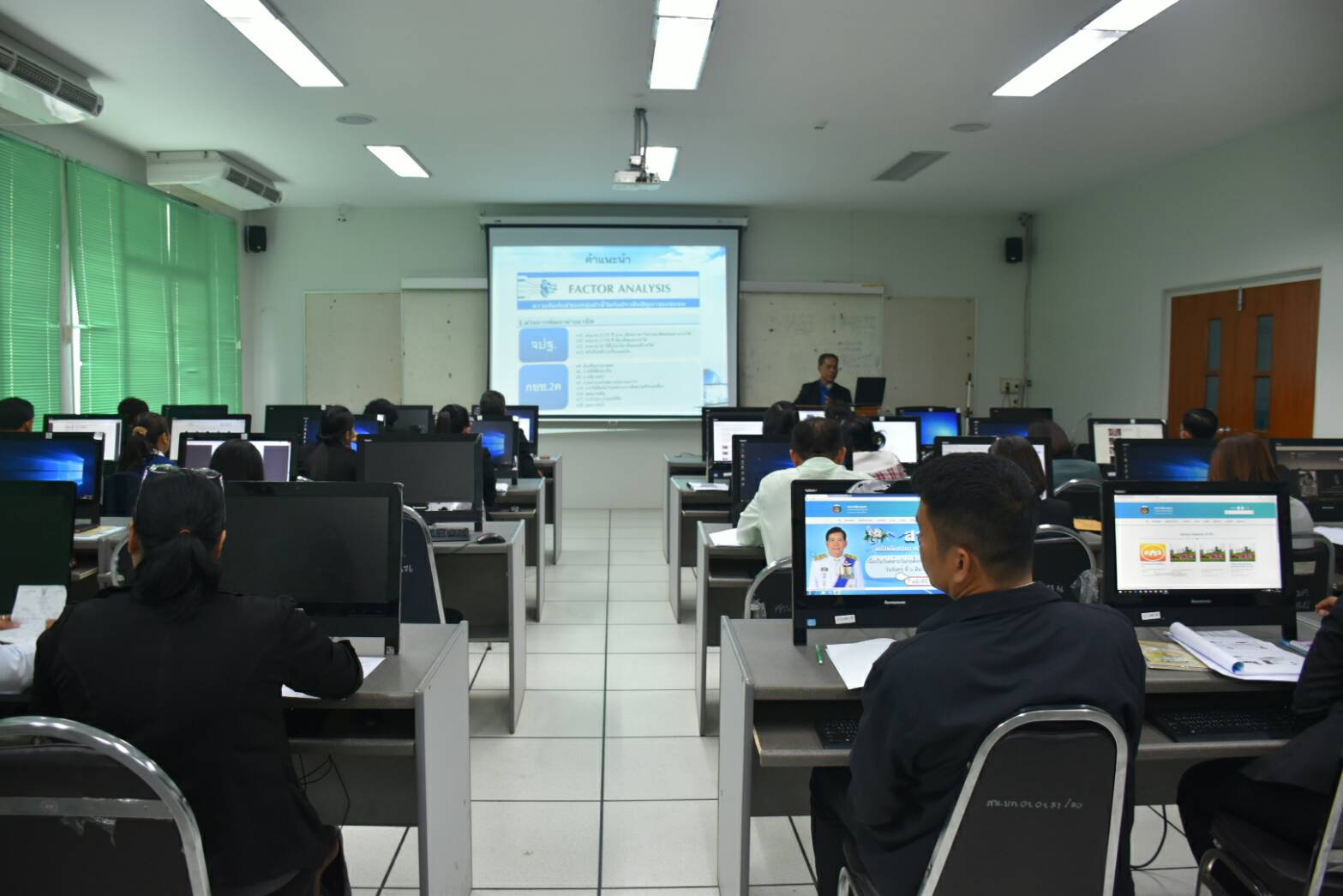 13 ธันวาคม 2560 การประชุมเชิงปฏิบัติการจัดทำสารสนเทศสัมมาชีพชุมชน ระดับจังหวัด ณ ห้องอบรม 1 ชั้น 2 อาคารศูนย์ภาษาและคอมพิวเตอร์ มหาวิทยาลัยราชภัฏมหาสารคาม