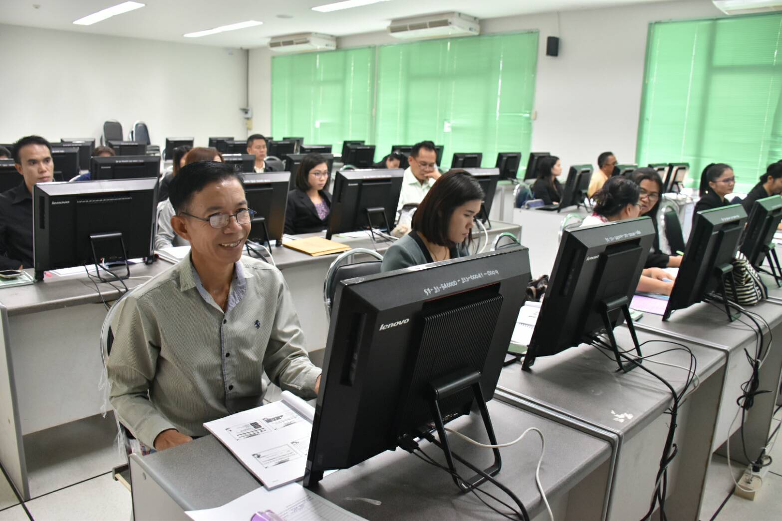 13 ธันวาคม 2560 การประชุมเชิงปฏิบัติการจัดทำสารสนเทศสัมมาชีพชุมชน ระดับจังหวัด ณ ห้องอบรม 1 ชั้น 2 อาคารศูนย์ภาษาและคอมพิวเตอร์ มหาวิทยาลัยราชภัฏมหาสารคาม