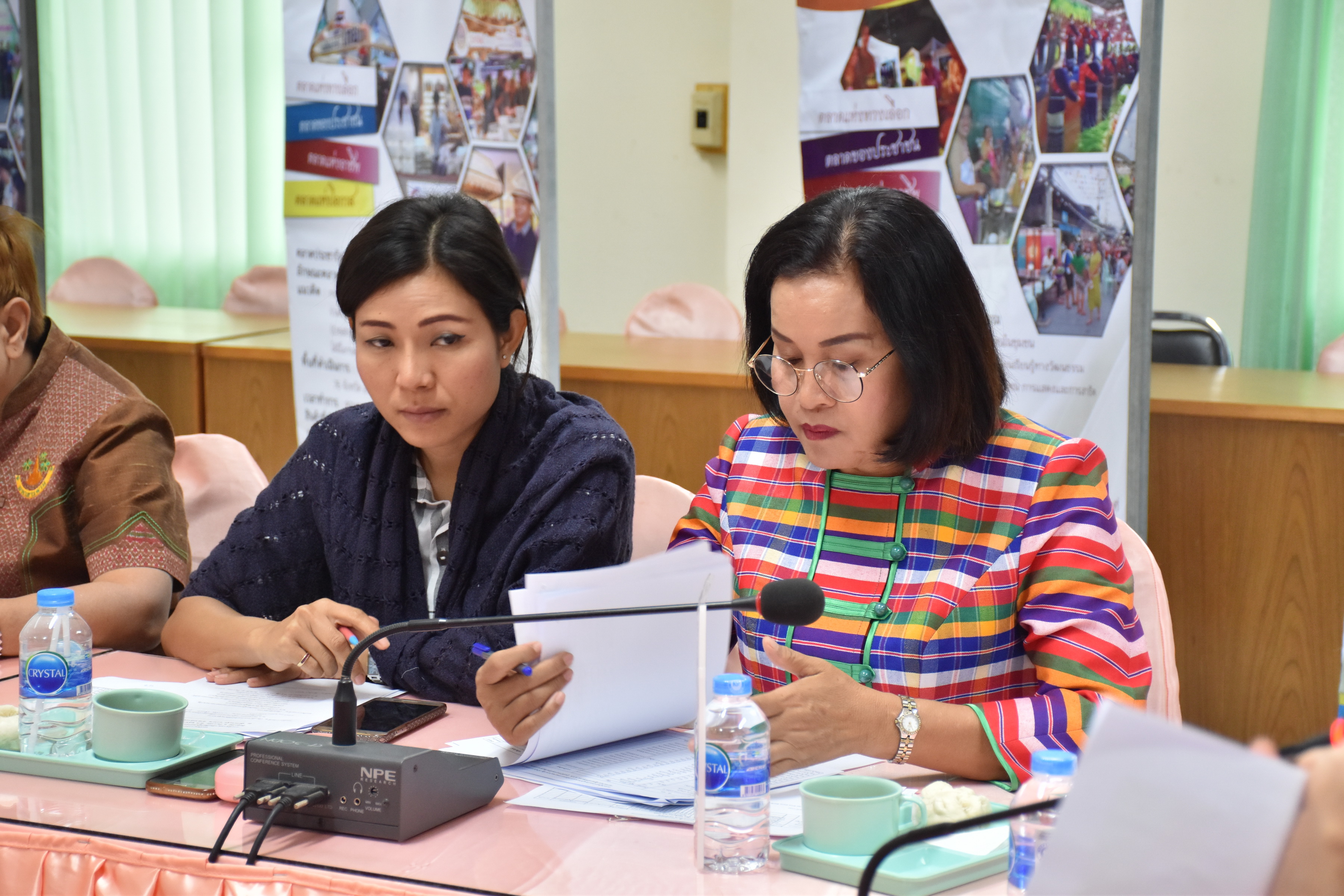 1 ธันวาคม 2560 นางบุญยิ่ง เทศน้อย พัฒนาการจังหวัดมหาสารคาม เป็นประธานการประชุมการพิจารณาคัดเลือกผู้ประกอบการลงตลาดประชารัฐ
