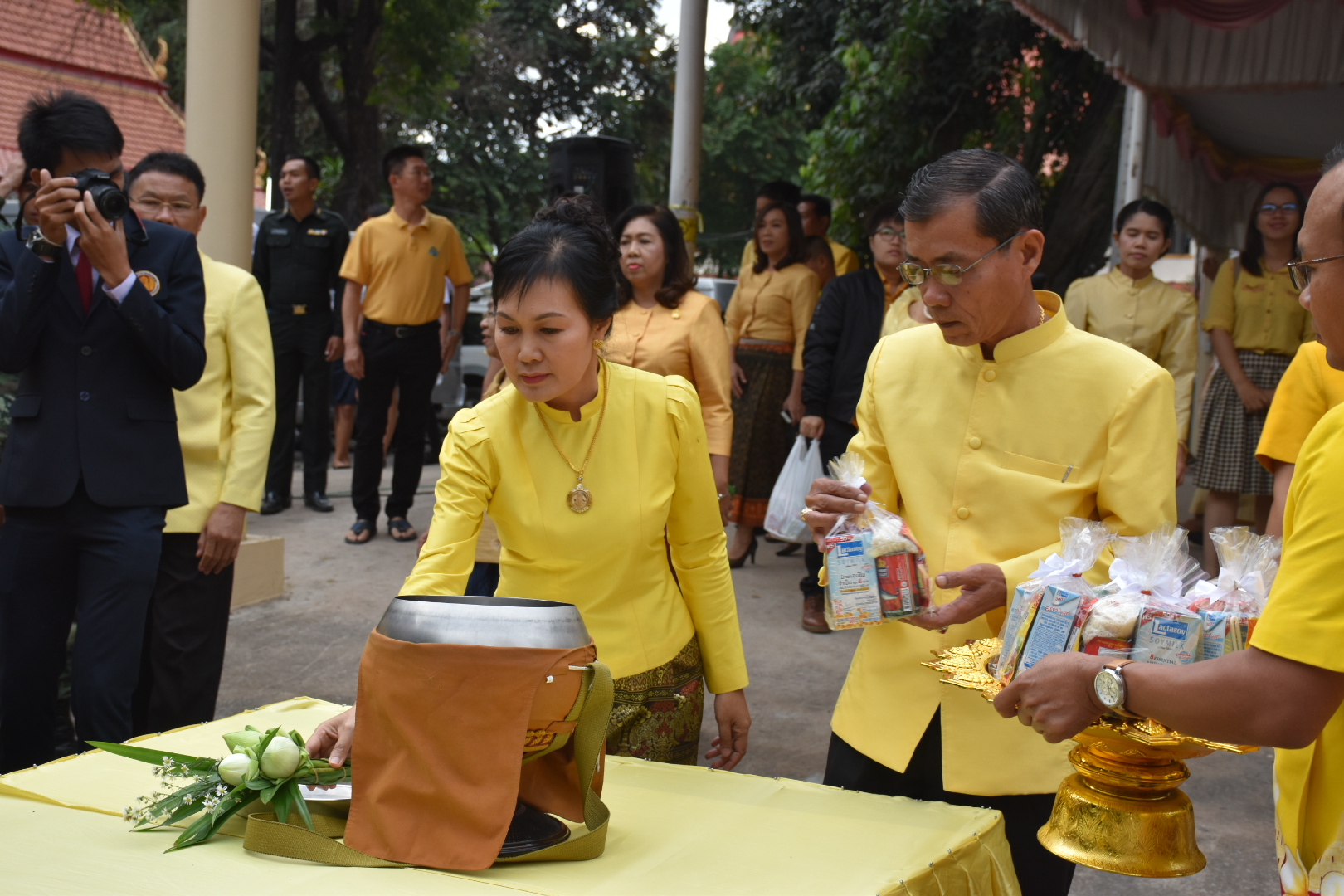 5 ธันวาคม 2560 พิธีทำบุญตักบาตรและเจริญพระพุทธมนต์ ถวายพระราชกุศล พระบาทสมเด็จพระปรมินทรมหาภูมิพลอดุลยเดช บรมนาถบพิตร เนื่องในวันคล้ายวันเฉลิมพระชนมพรรษา วันชาติ และวันพ่อแห่งชาติ