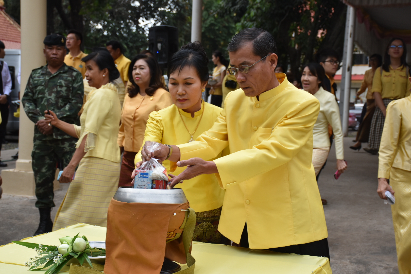 5 ธันวาคม 2560 พิธีทำบุญตักบาตรและเจริญพระพุทธมนต์ ถวายพระราชกุศล พระบาทสมเด็จพระปรมินทรมหาภูมิพลอดุลยเดช บรมนาถบพิตร เนื่องในวันคล้ายวันเฉลิมพระชนมพรรษา วันชาติ และวันพ่อแห่งชาติ