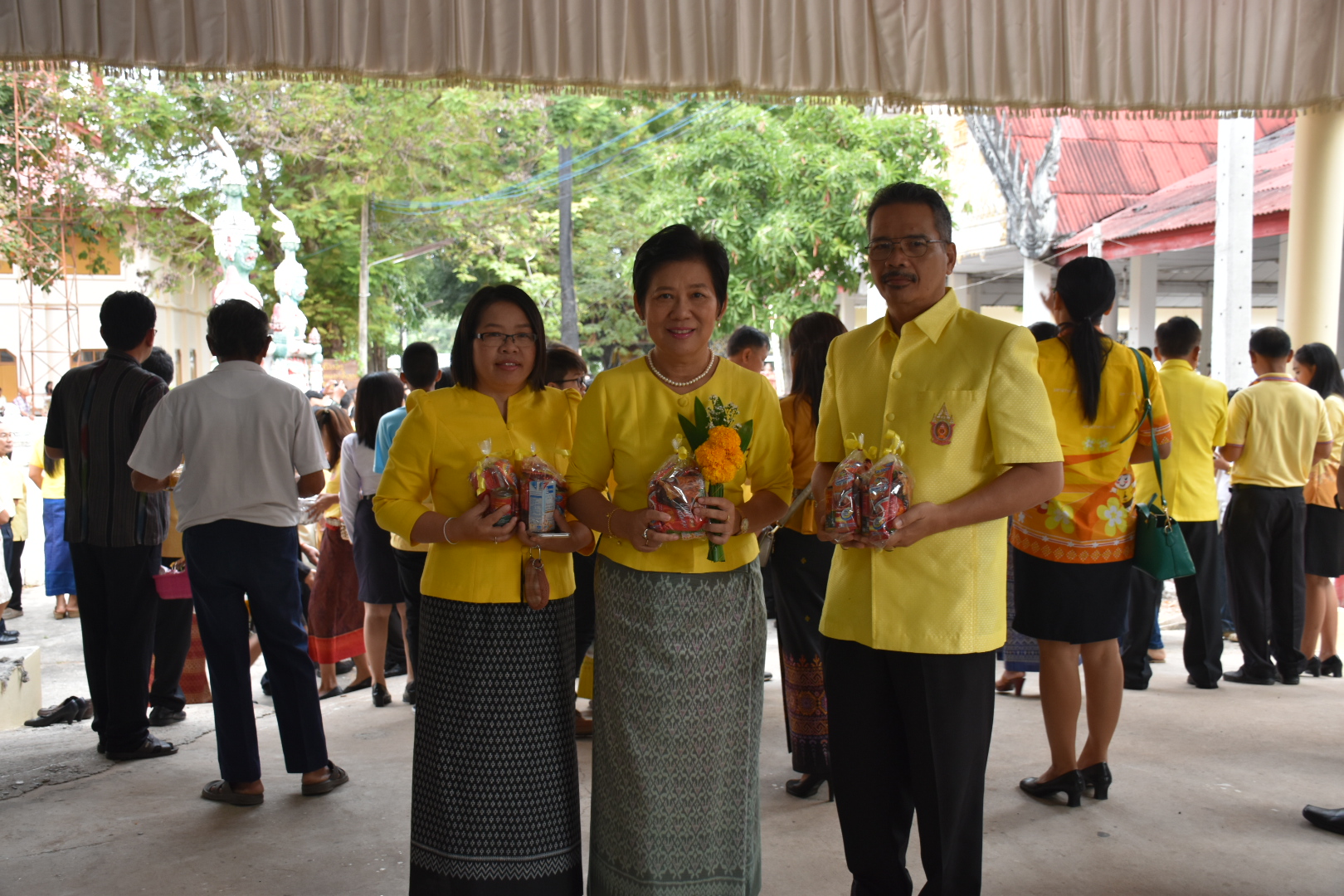 5 ธันวาคม 2560 พิธีทำบุญตักบาตรและเจริญพระพุทธมนต์ ถวายพระราชกุศล พระบาทสมเด็จพระปรมินทรมหาภูมิพลอดุลยเดช บรมนาถบพิตร เนื่องในวันคล้ายวันเฉลิมพระชนมพรรษา วันชาติ และวันพ่อแห่งชาติ