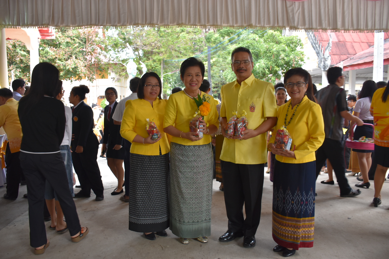 5 ธันวาคม 2560 พิธีทำบุญตักบาตรและเจริญพระพุทธมนต์ ถวายพระราชกุศล พระบาทสมเด็จพระปรมินทรมหาภูมิพลอดุลยเดช บรมนาถบพิตร เนื่องในวันคล้ายวันเฉลิมพระชนมพรรษา วันชาติ และวันพ่อแห่งชาติ
