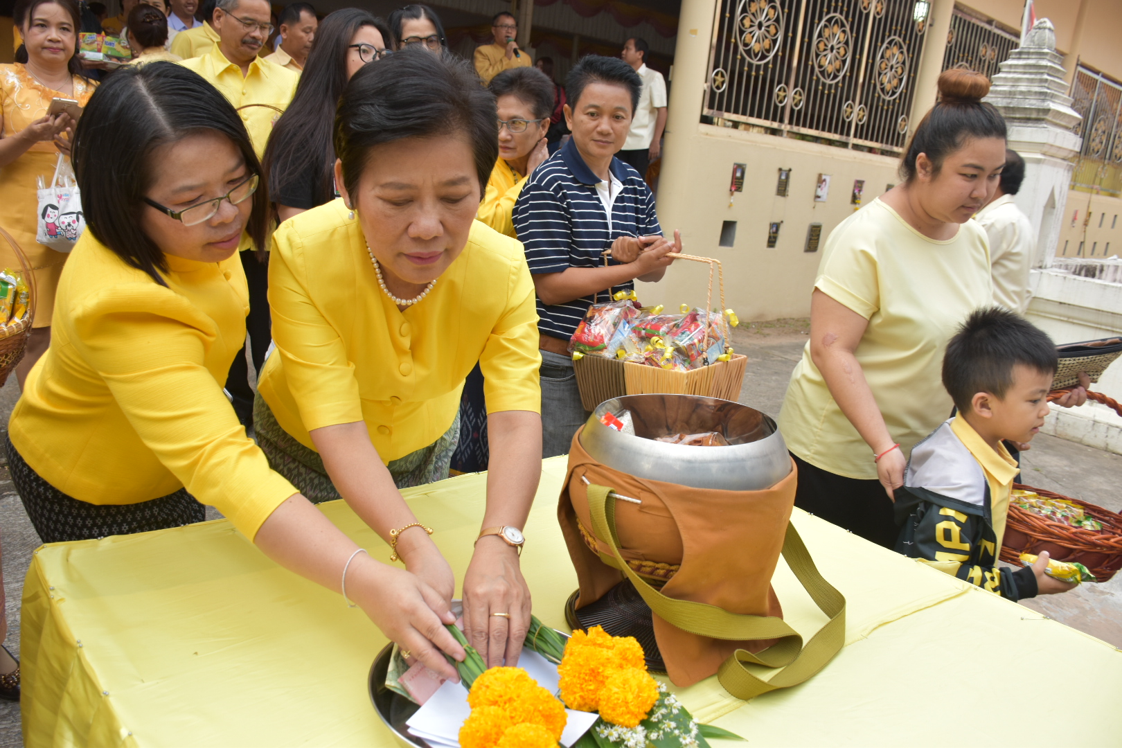 5 ธันวาคม 2560 พิธีทำบุญตักบาตรและเจริญพระพุทธมนต์ ถวายพระราชกุศล พระบาทสมเด็จพระปรมินทรมหาภูมิพลอดุลยเดช บรมนาถบพิตร เนื่องในวันคล้ายวันเฉลิมพระชนมพรรษา วันชาติ และวันพ่อแห่งชาติ