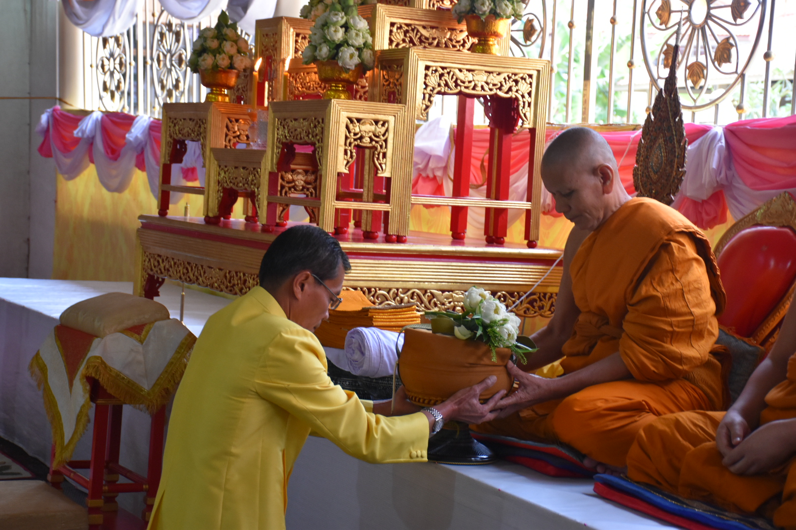 5 ธันวาคม 2560 พิธีทำบุญตักบาตรและเจริญพระพุทธมนต์ ถวายพระราชกุศล พระบาทสมเด็จพระปรมินทรมหาภูมิพลอดุลยเดช บรมนาถบพิตร เนื่องในวันคล้ายวันเฉลิมพระชนมพรรษา วันชาติ และวันพ่อแห่งชาติ