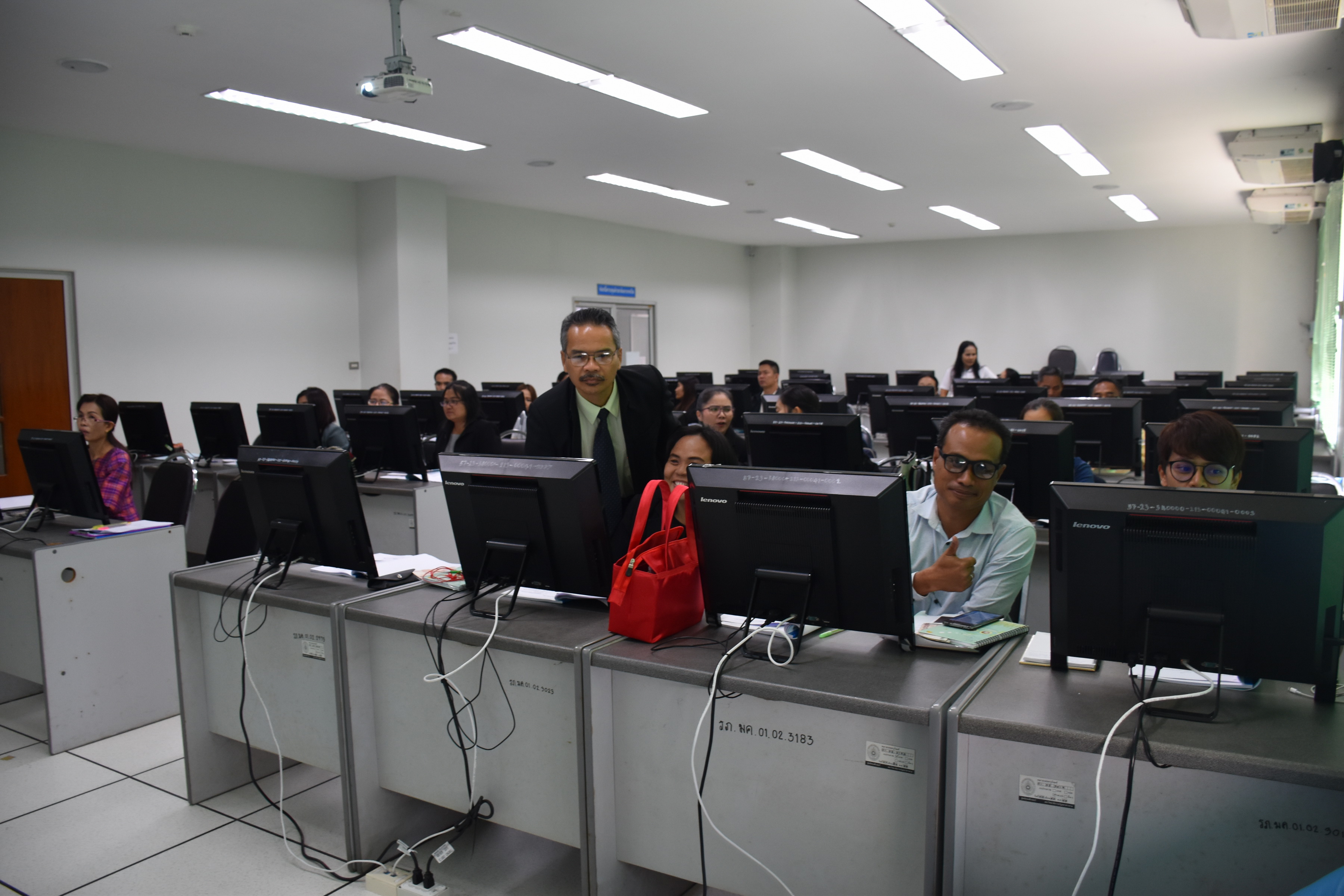 13 ธันวาคม 2560 การประชุมเชิงปฏิบัติการจัดทำสารสนเทศสัมมาชีพชุมชน ระดับจังหวัด ณ ห้องอบรม 1 ชั้น 2 อาคารศูนย์ภาษาและคอมพิวเตอร์ มหาวิทยาลัยราชภัฏมหาสารคาม