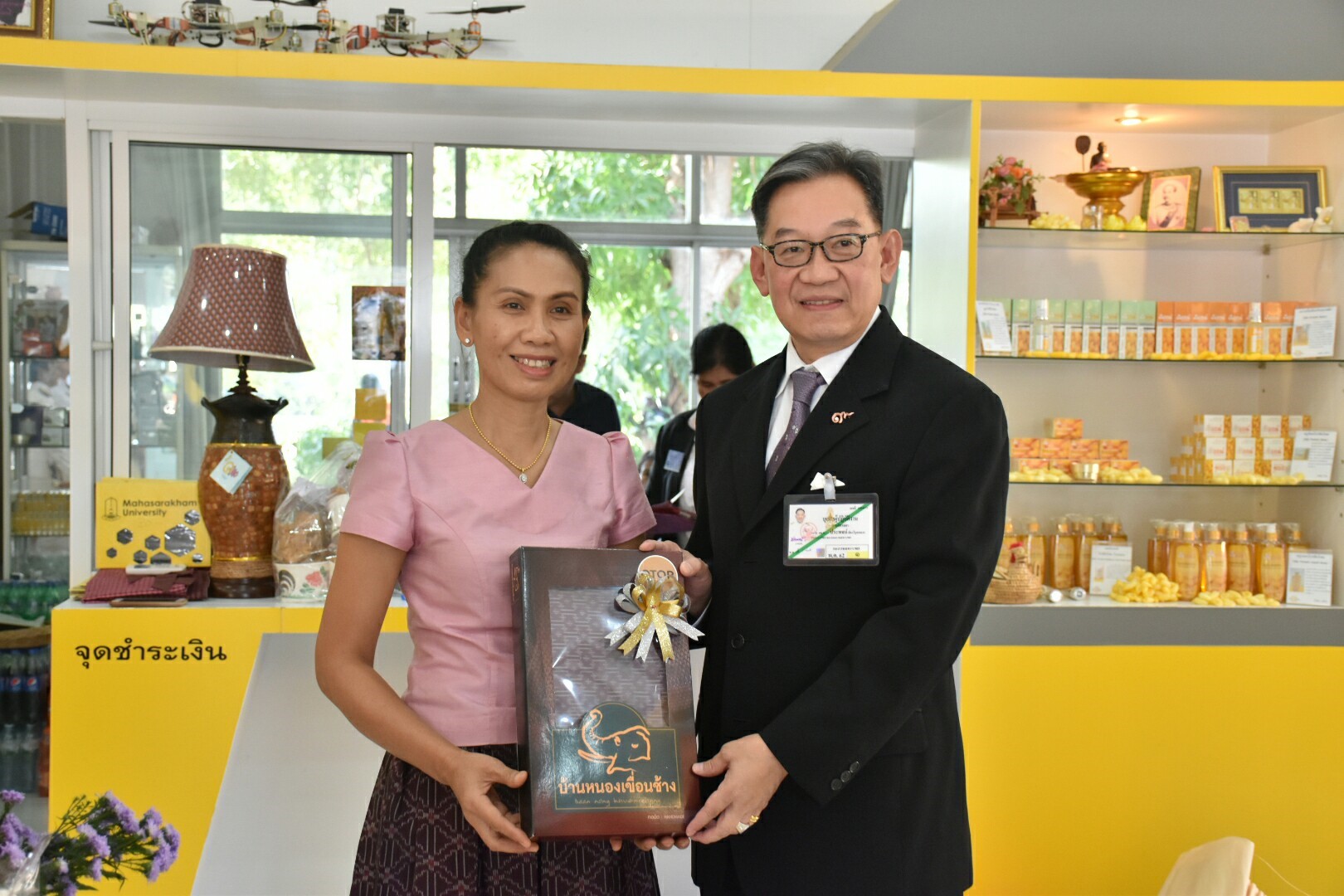 14 ธันวาคม 2560 สำนักงานพัฒนาชุมชนจังหวัดมหาสารคาม นำสิ้นค้าชุมชน สินค้า OTOP มาร่วมจำหน่าย ณ Outlet มหาวิทยาลัยมหาสารคาม