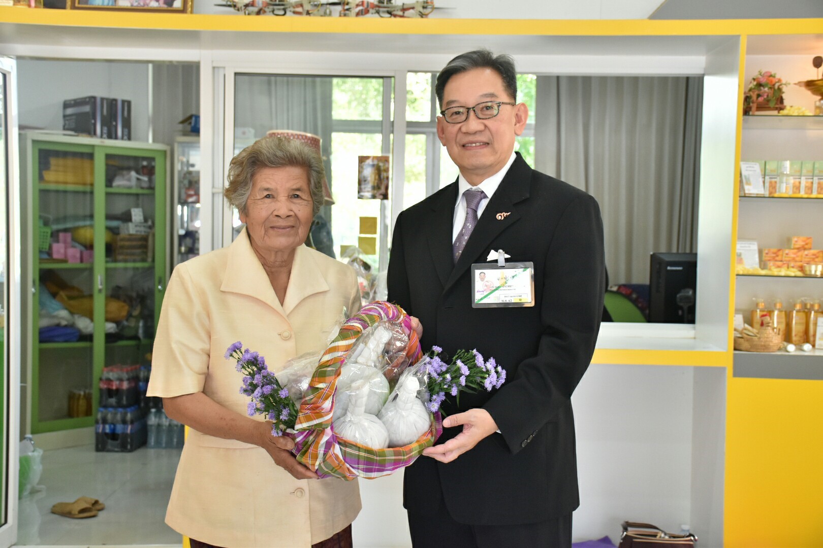 14 ธันวาคม 2560 สำนักงานพัฒนาชุมชนจังหวัดมหาสารคาม นำสิ้นค้าชุมชน สินค้า OTOP มาร่วมจำหน่าย ณ Outlet มหาวิทยาลัยมหาสารคาม
